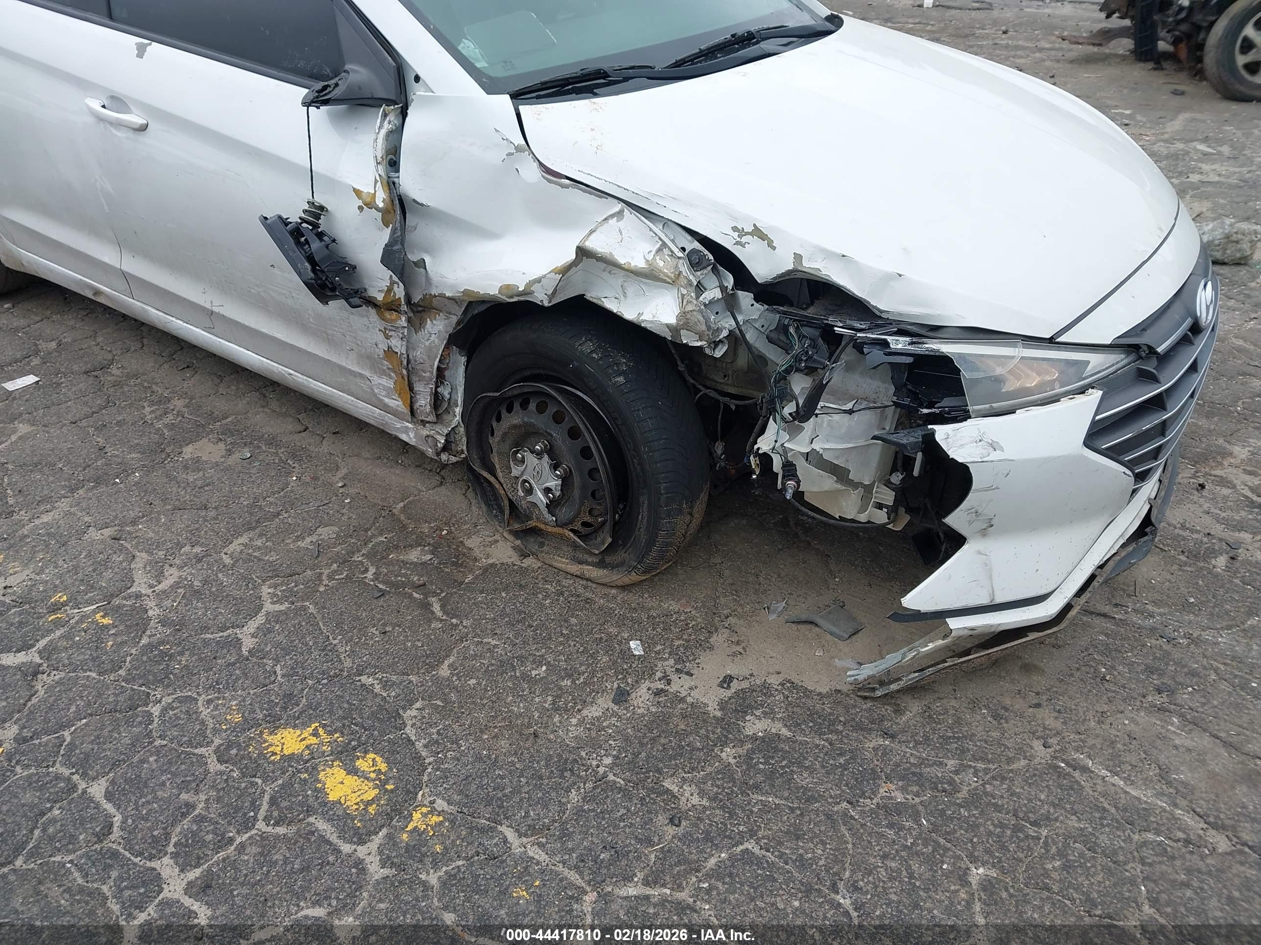HYUNDAI ELANTRA image 6