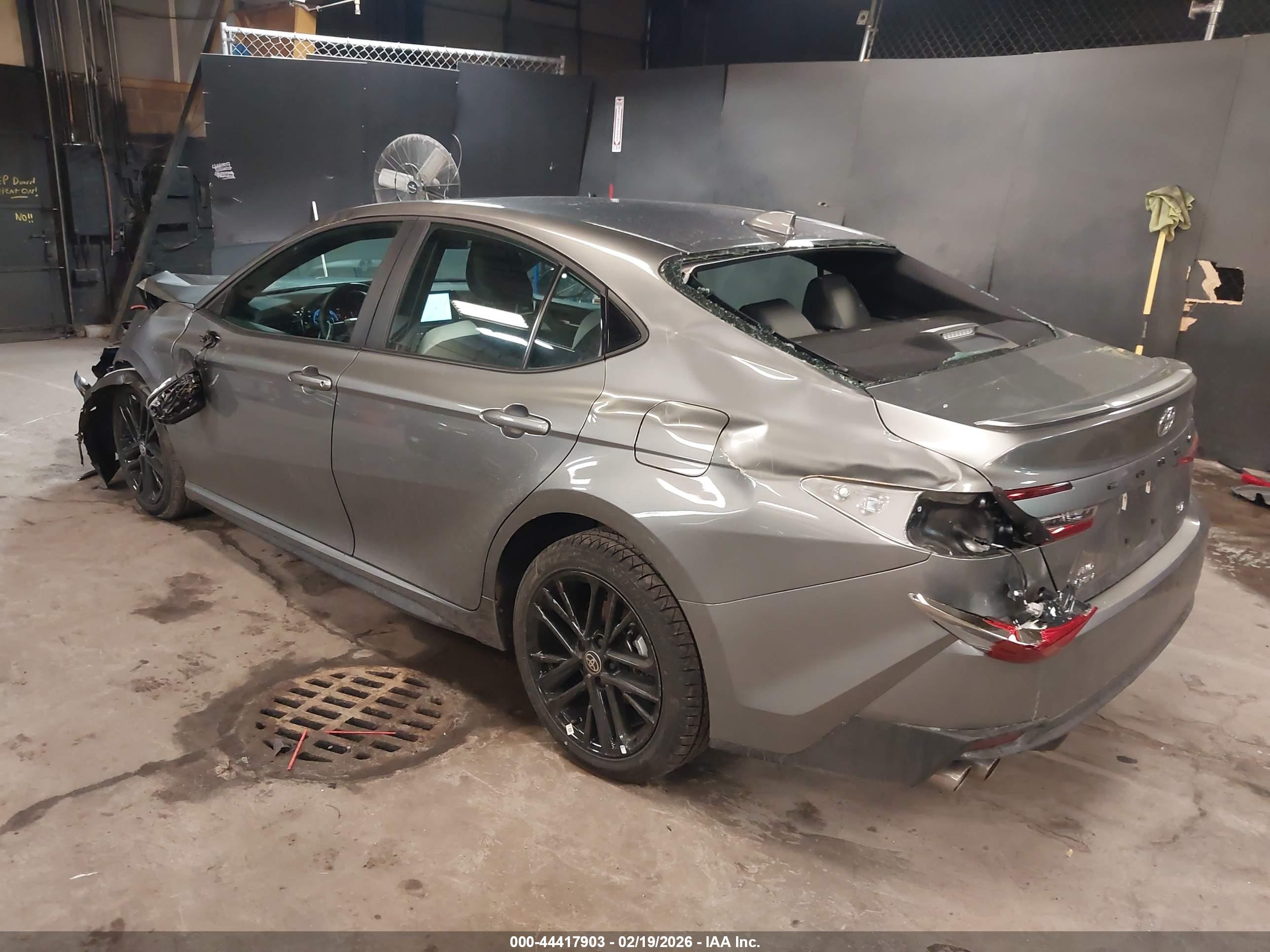 TOYOTA CAMRY image 3