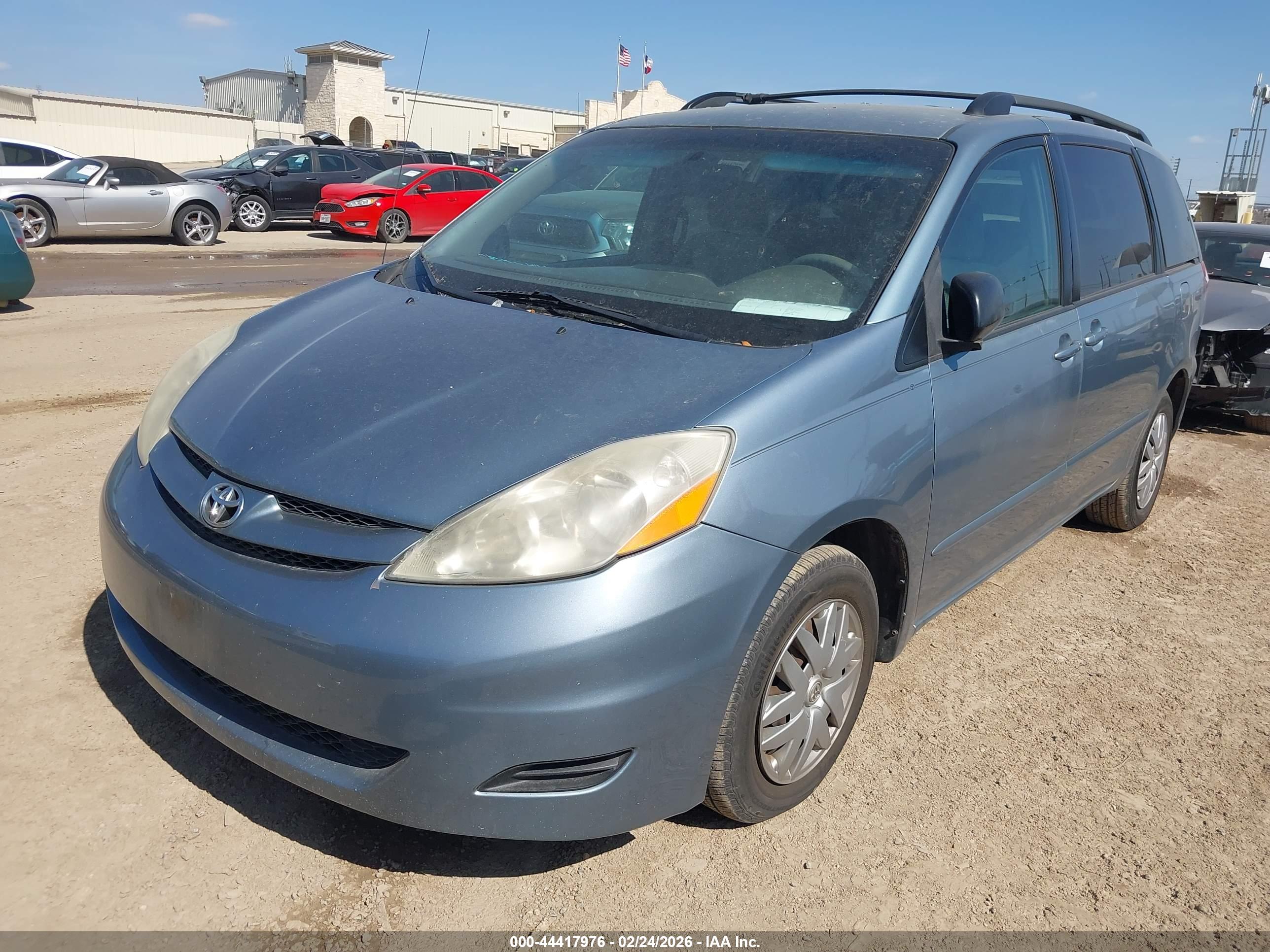 TOYOTA SIENNA image 2