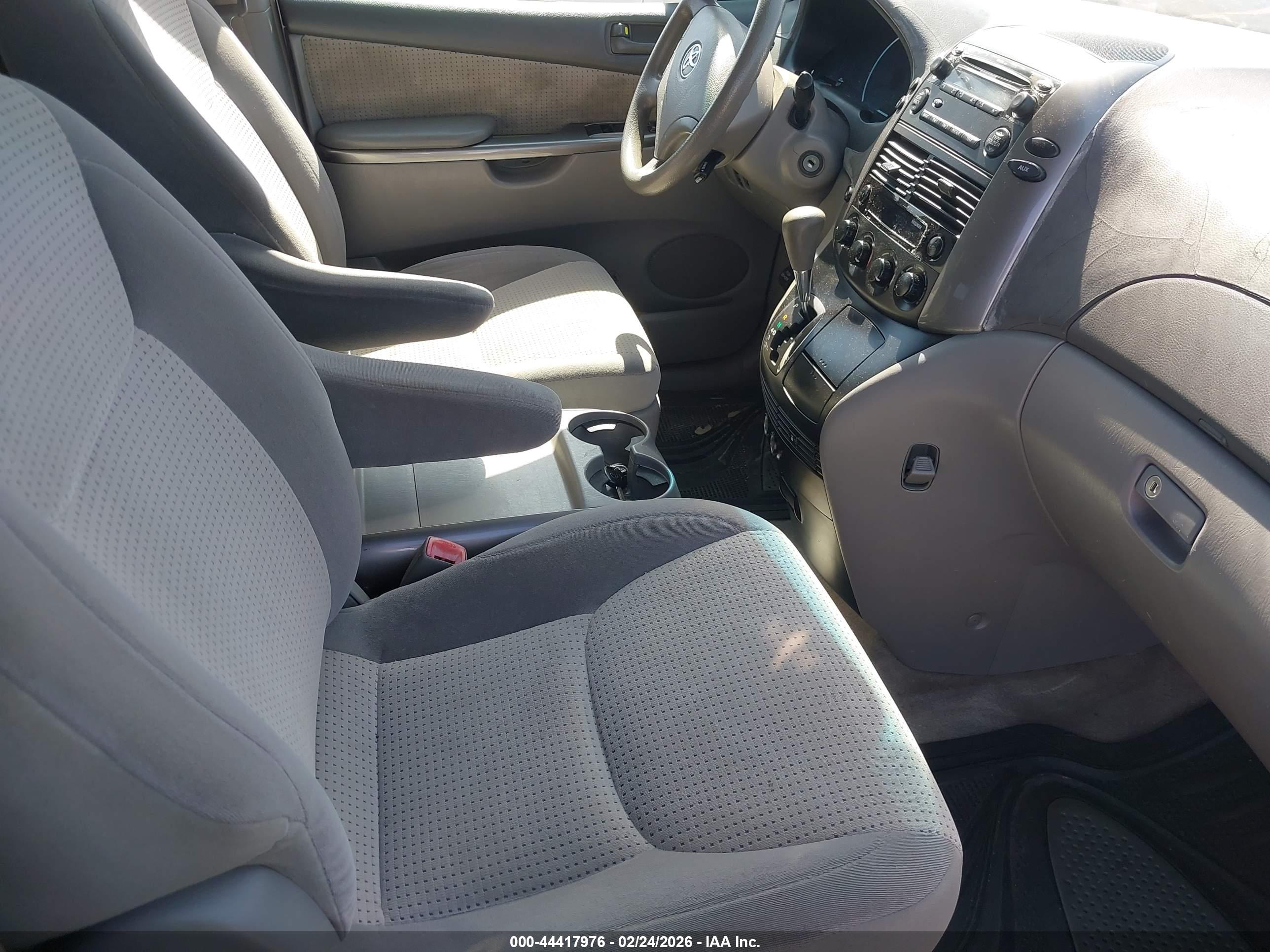 TOYOTA SIENNA image 5