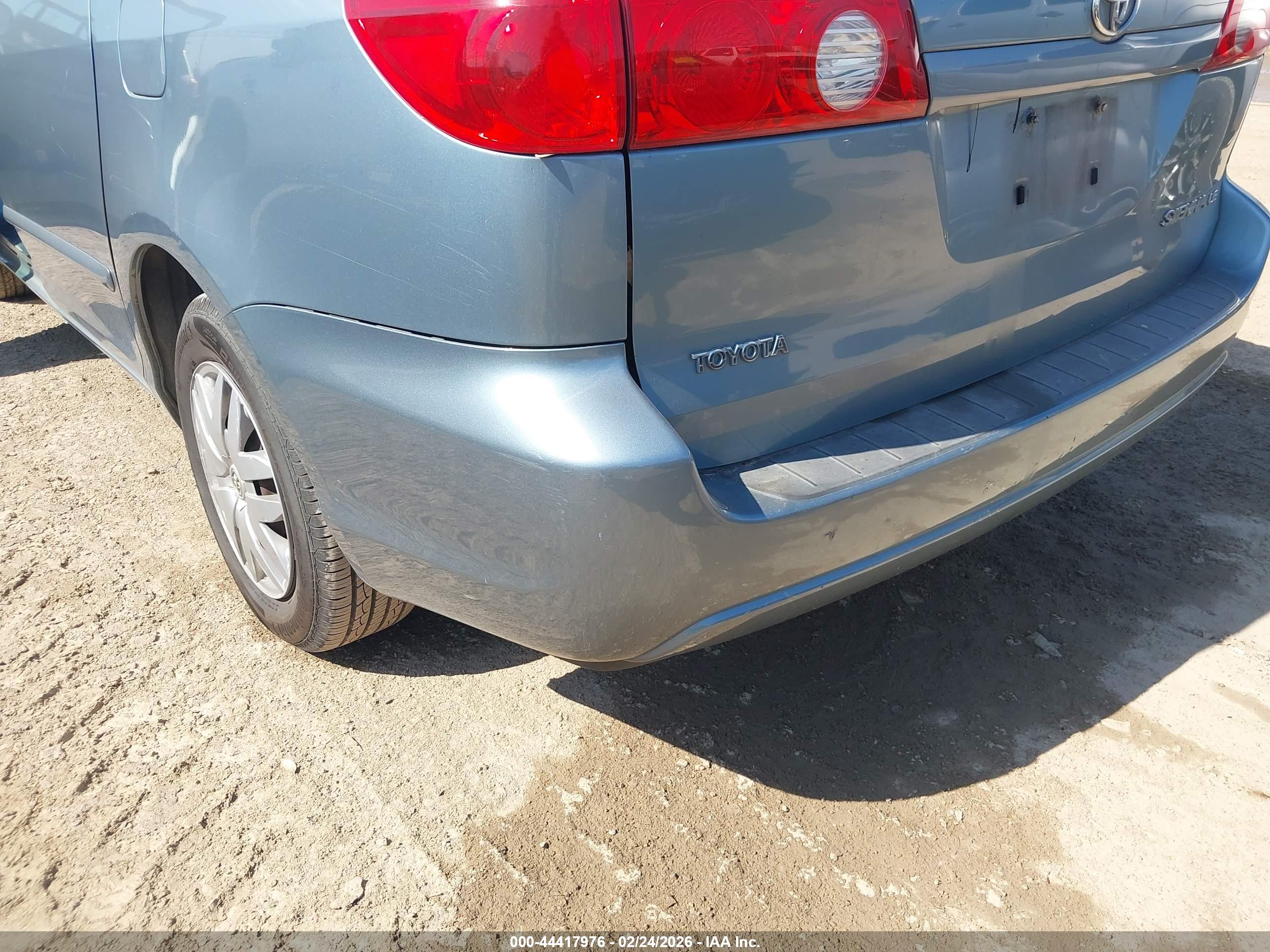 TOYOTA SIENNA image 6