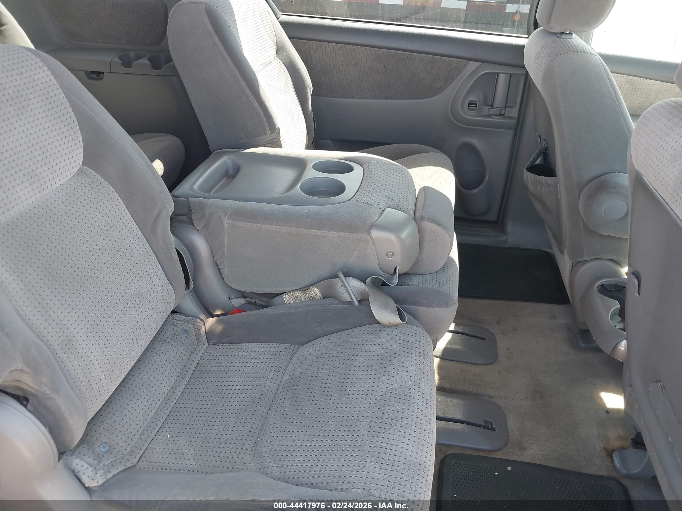 TOYOTA SIENNA image 8