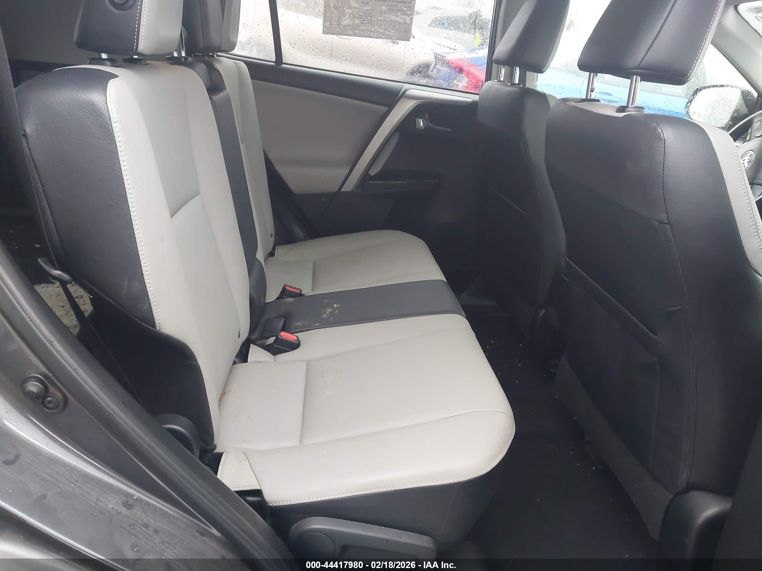 TOYOTA RAV4 image 8