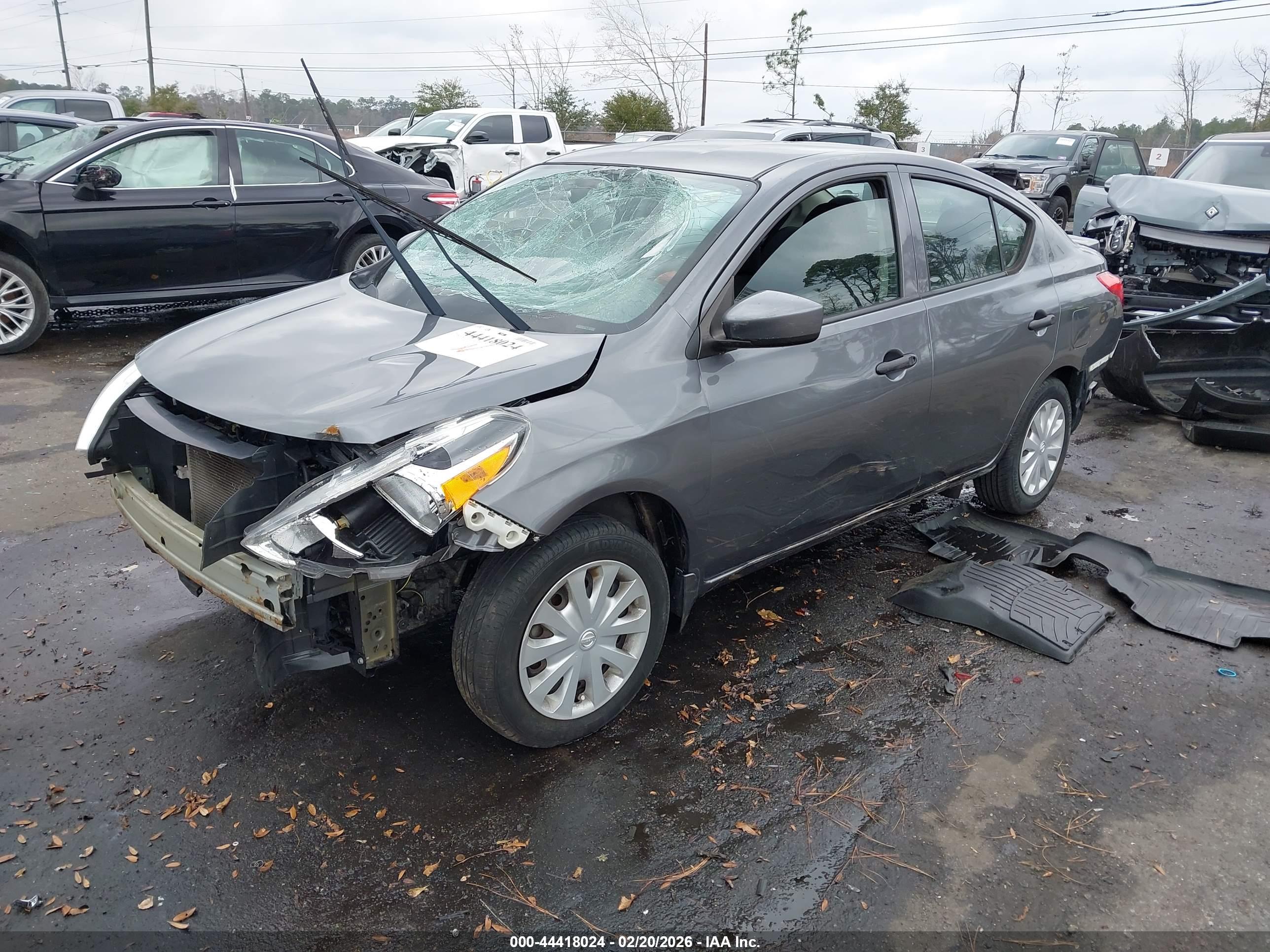 NISSAN VERSA image 2