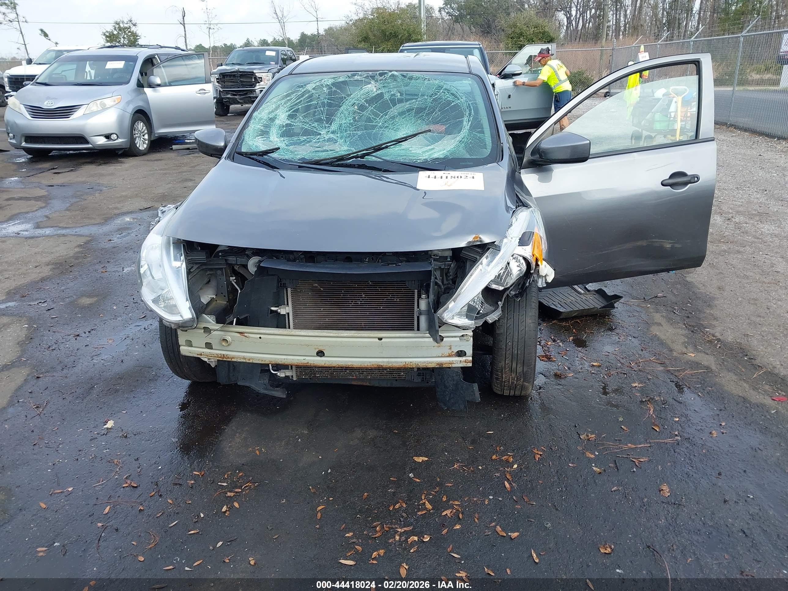 NISSAN VERSA image 6