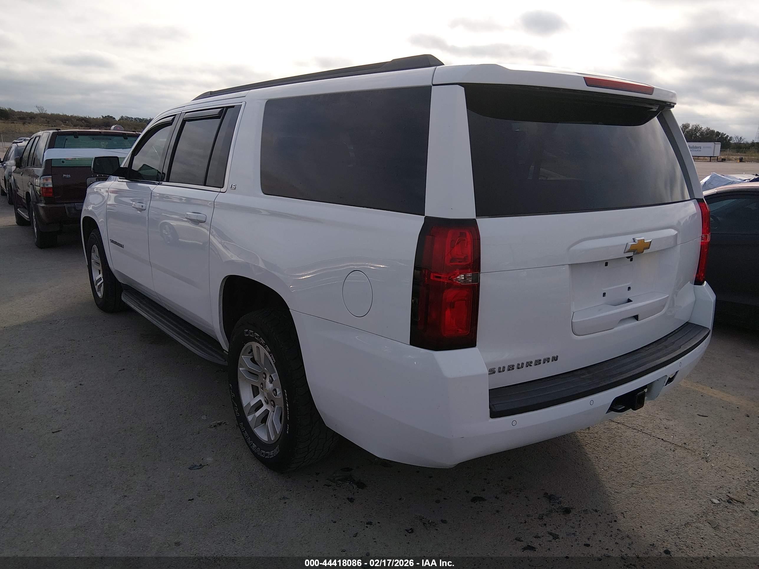 CHEVROLET SUBURBAN image 3