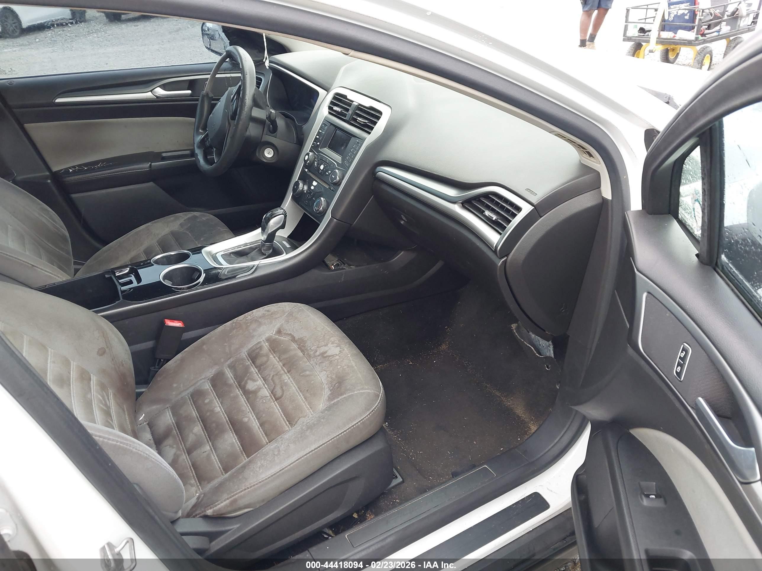 FORD FUSION image 5
