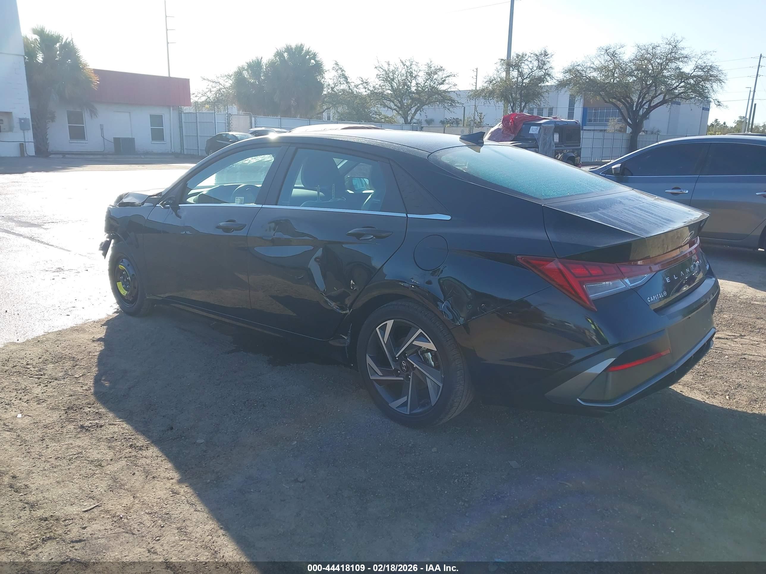 HYUNDAI ELANTRA image 3
