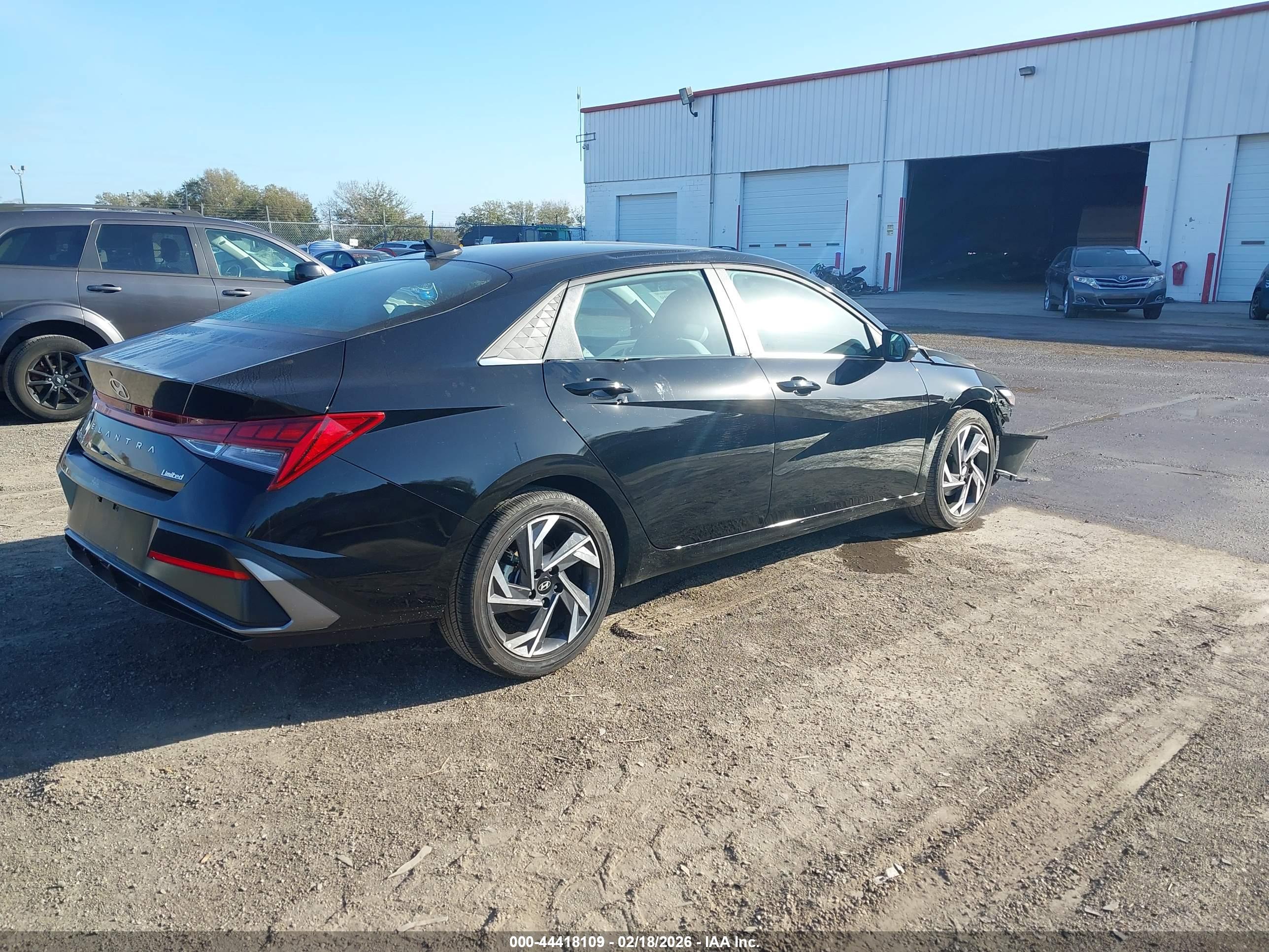 HYUNDAI ELANTRA image 4