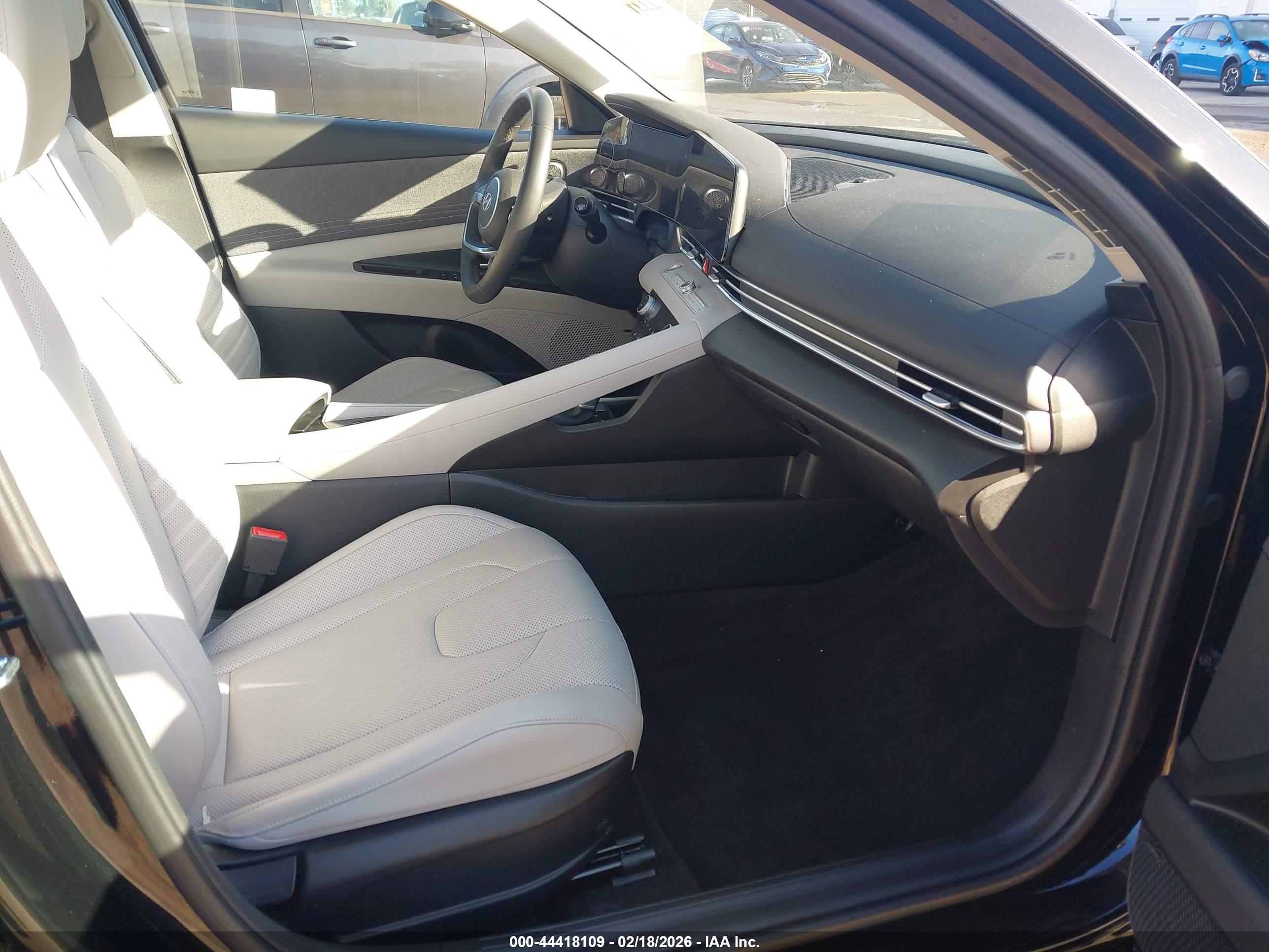 HYUNDAI ELANTRA image 5