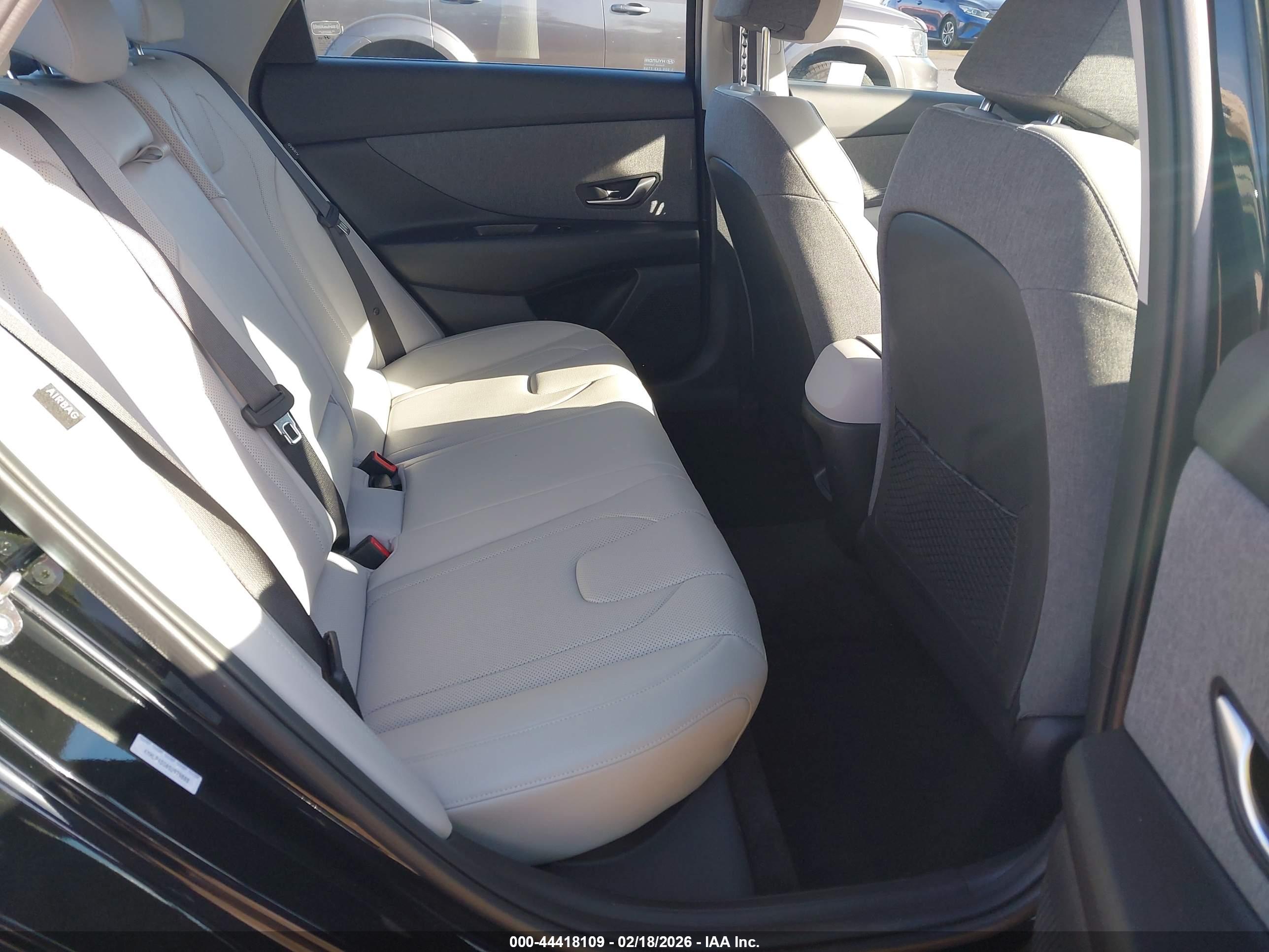 HYUNDAI ELANTRA image 8