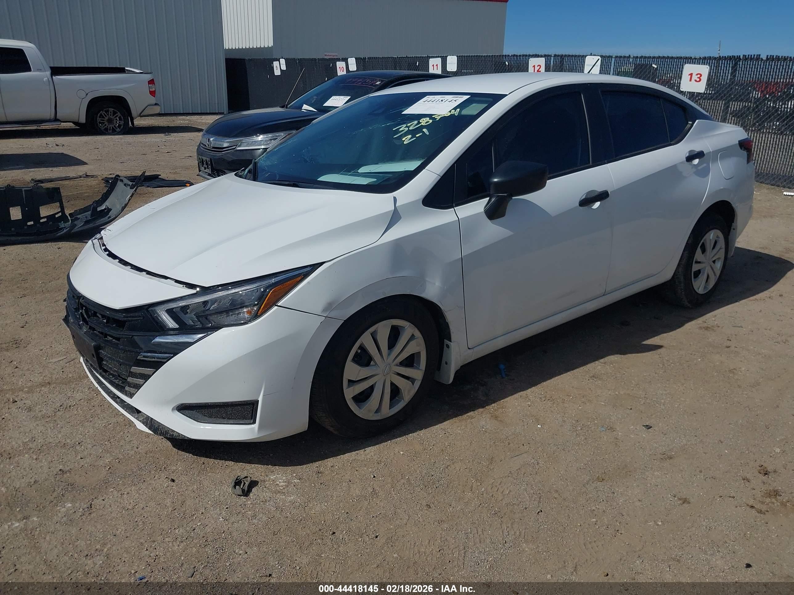 NISSAN VERSA image 2