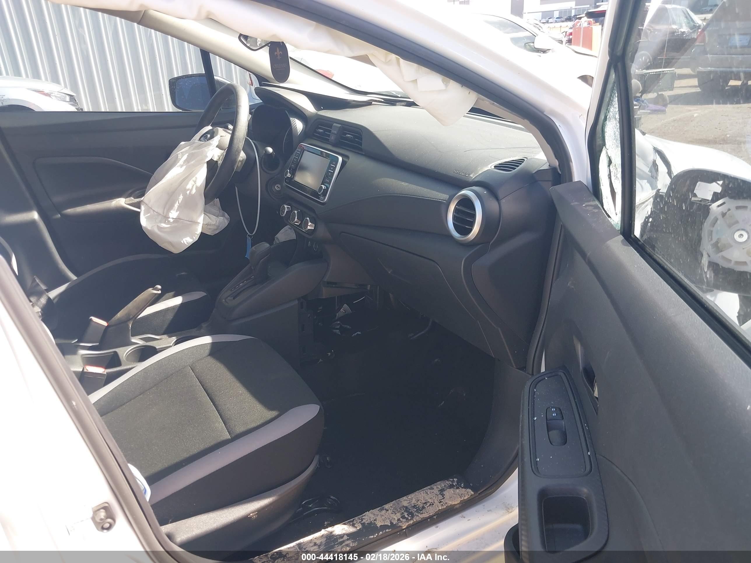 NISSAN VERSA image 5