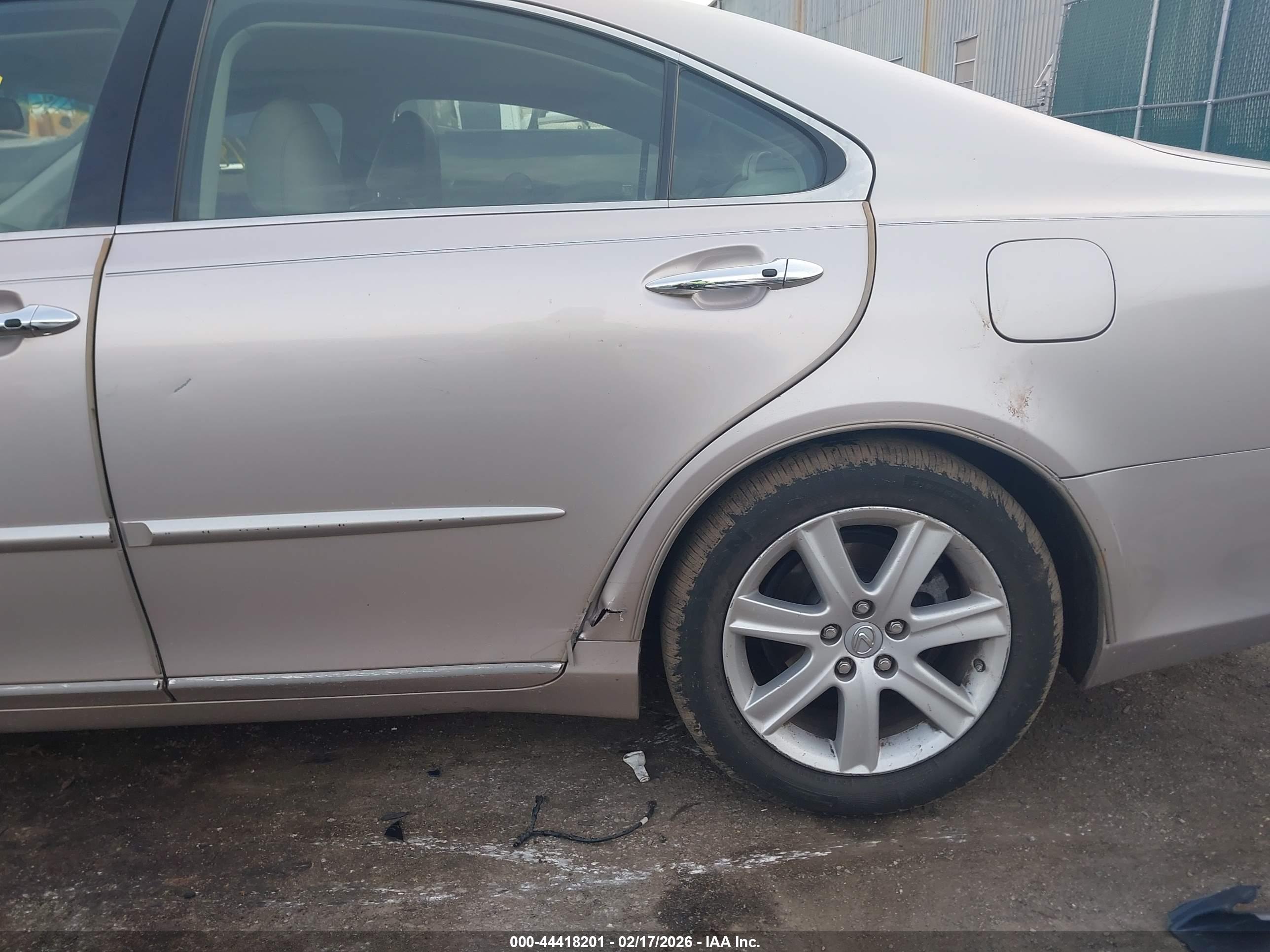LEXUS ES image 6