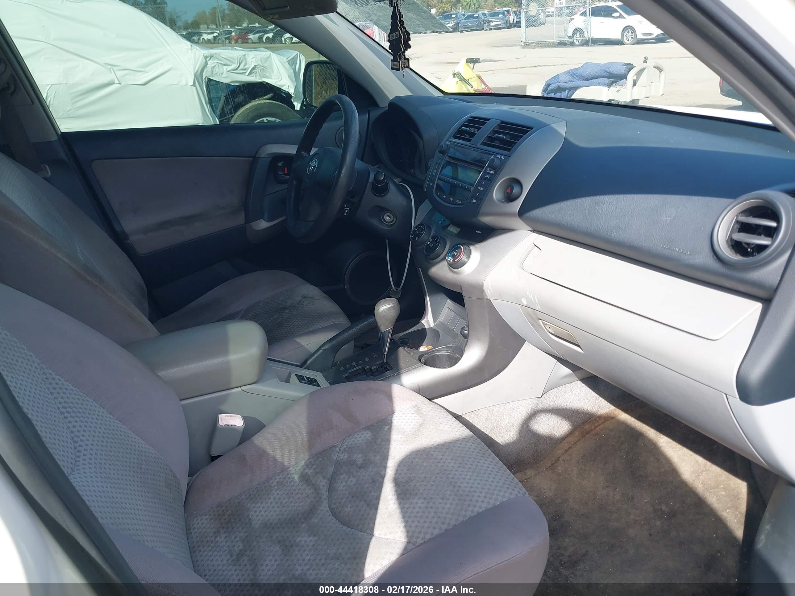 TOYOTA RAV4 image 5