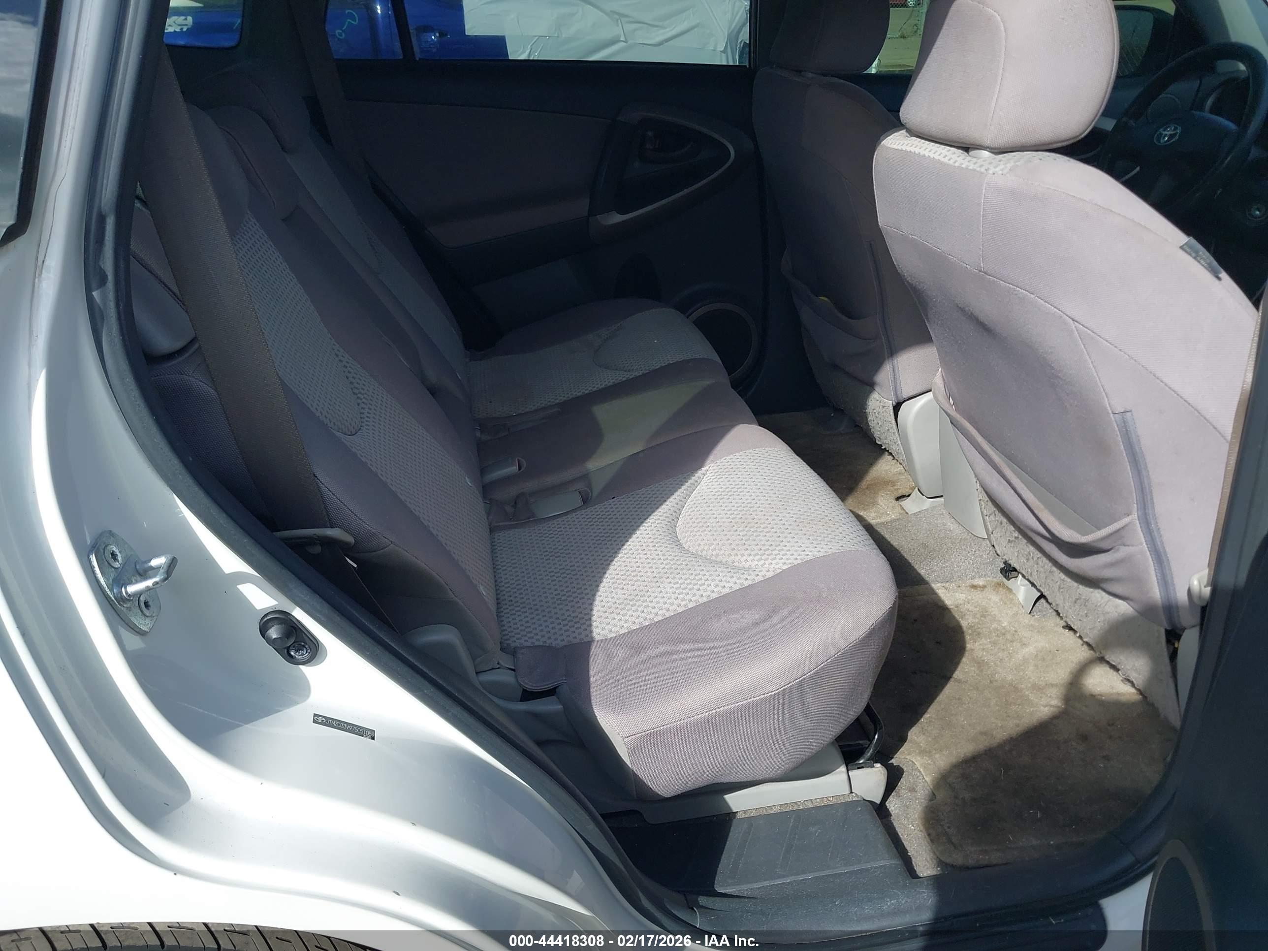TOYOTA RAV4 image 8
