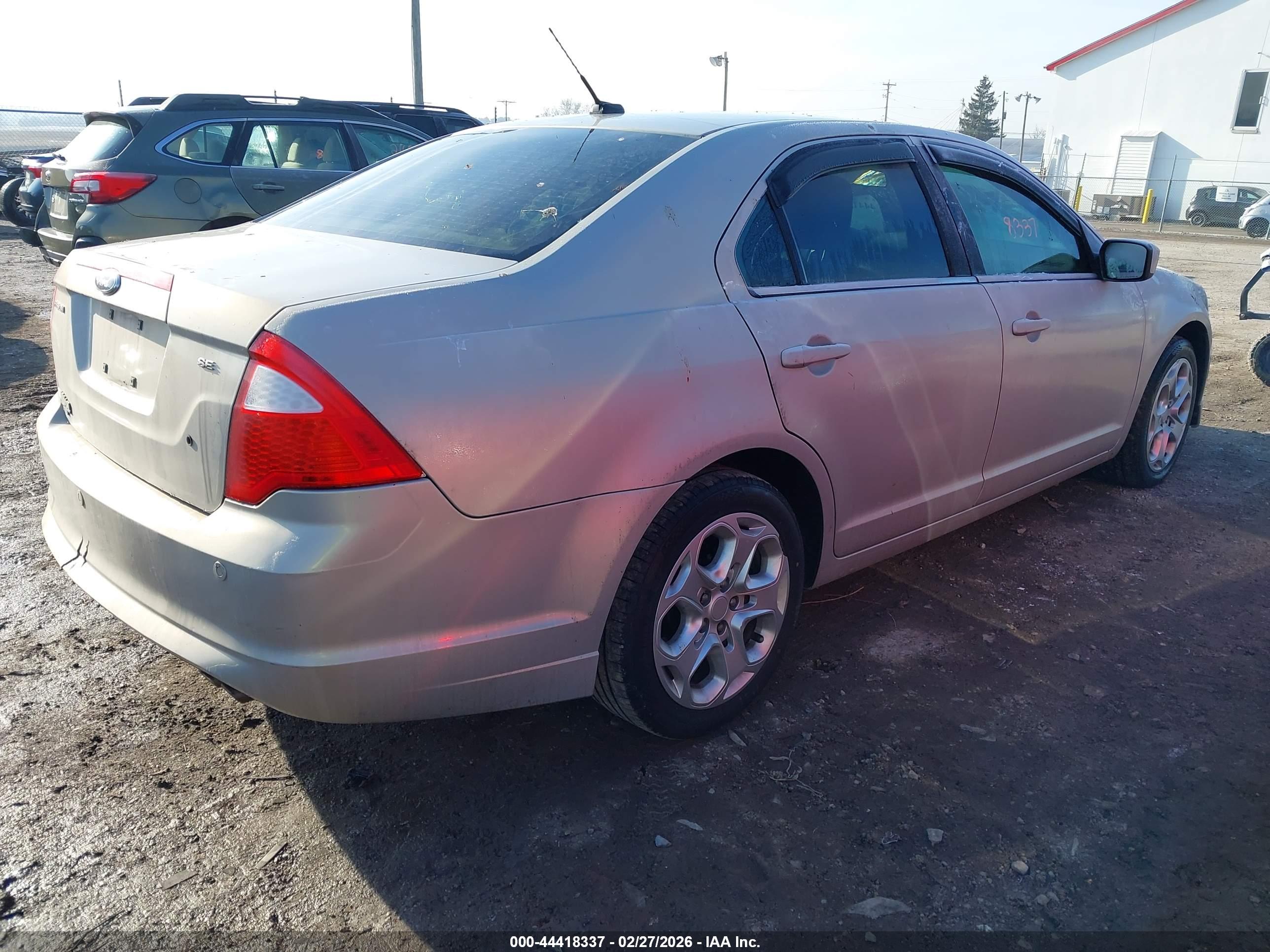 FORD FUSION image 4