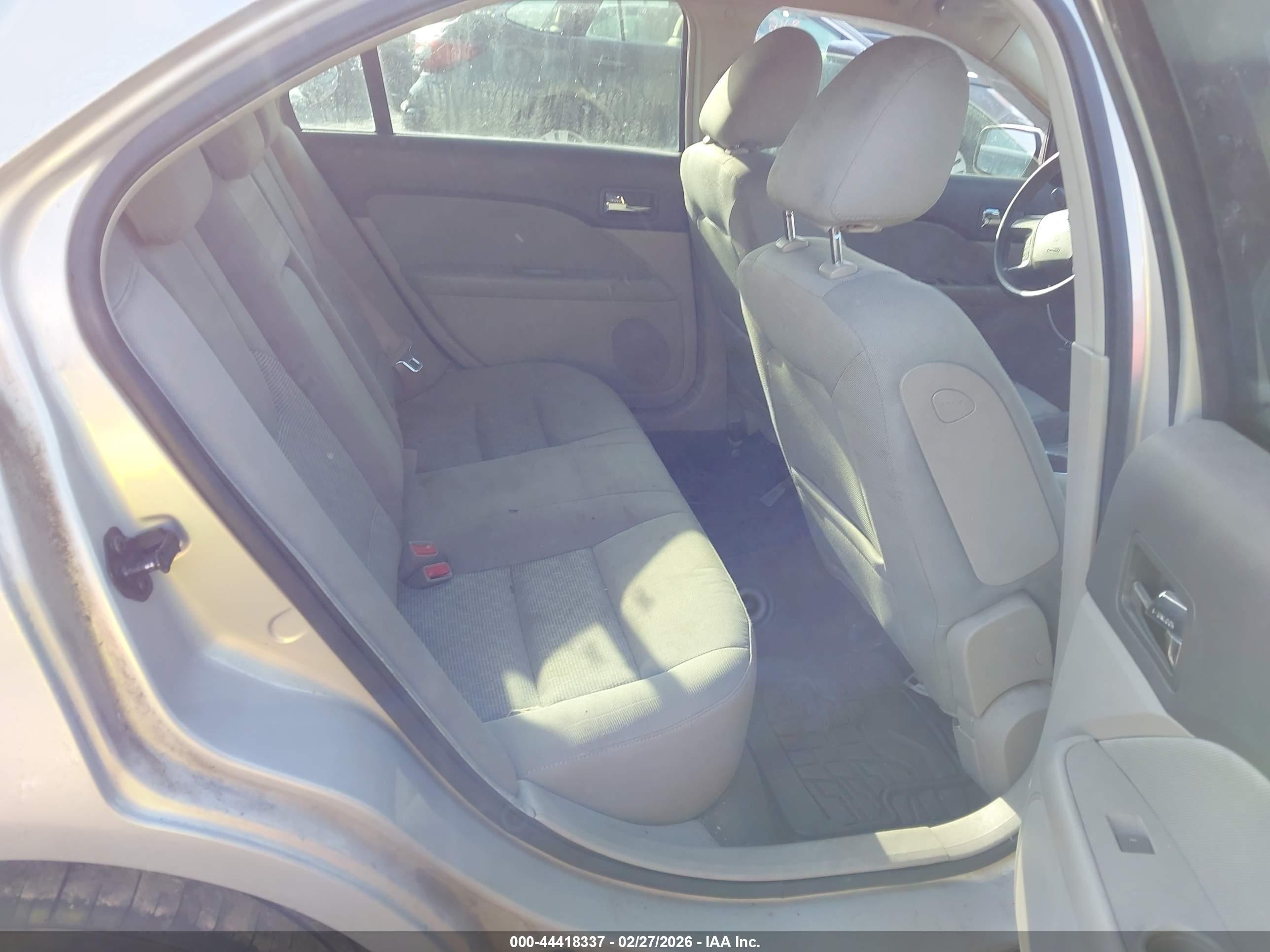 FORD FUSION image 8