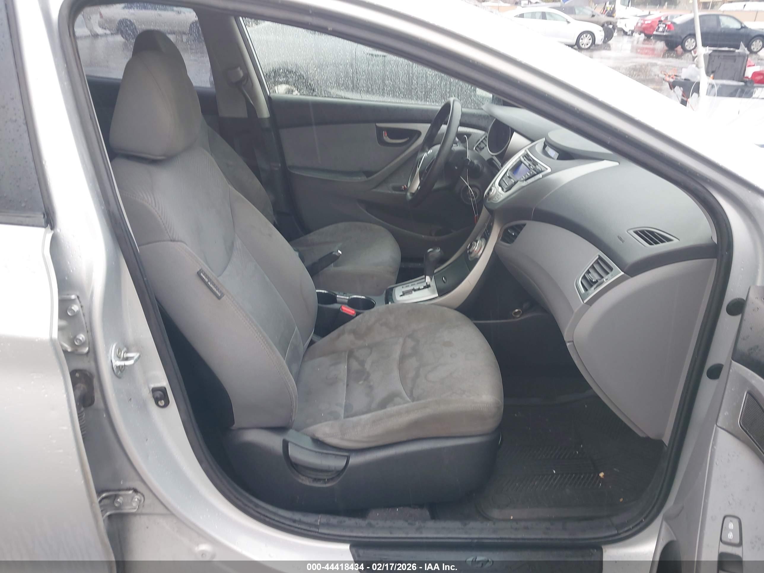 HYUNDAI ELANTRA image 5
