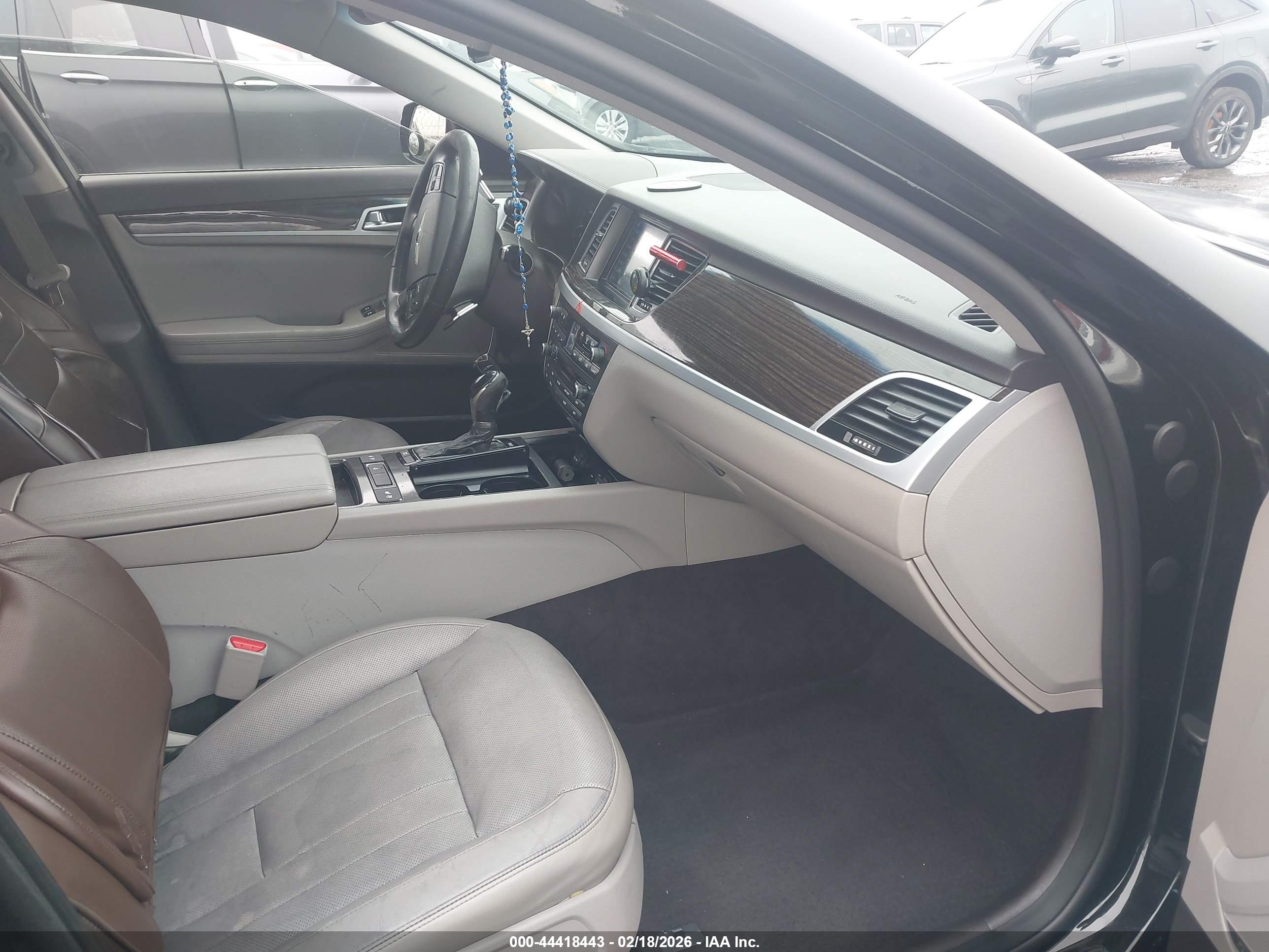 HYUNDAI GENESIS image 5