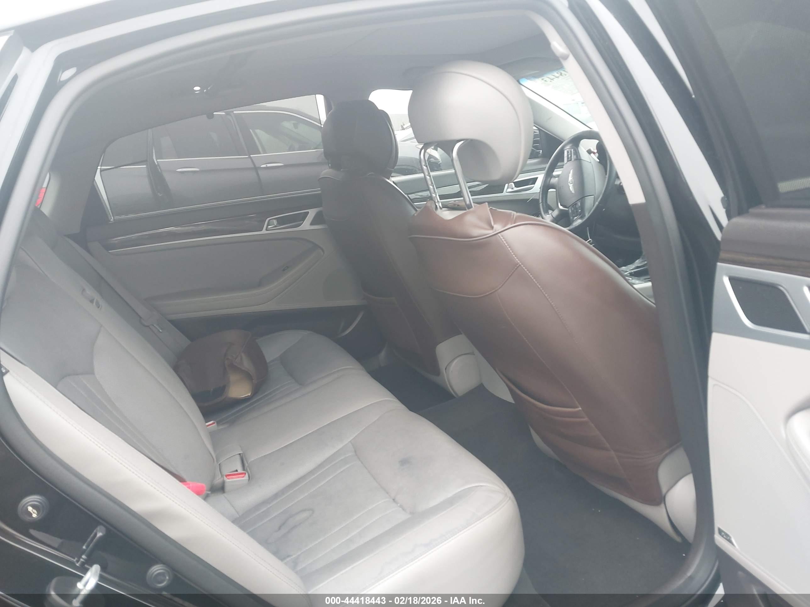 HYUNDAI GENESIS image 8