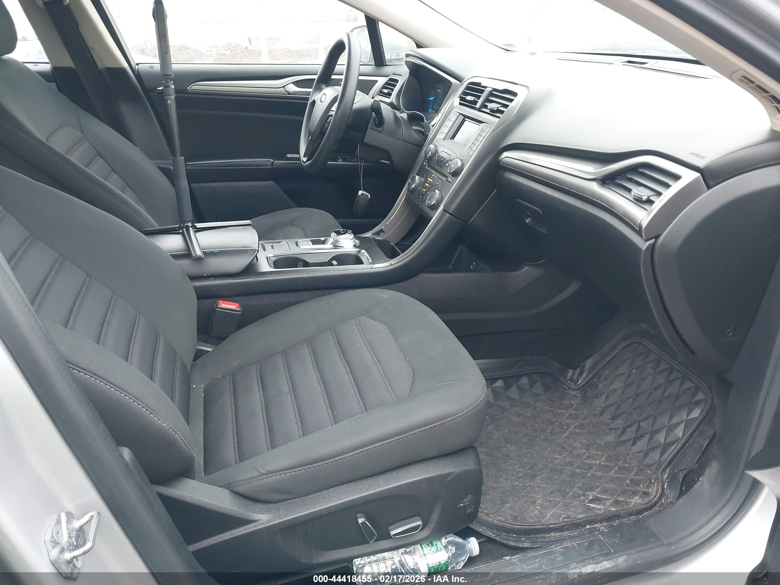 FORD FUSION image 5