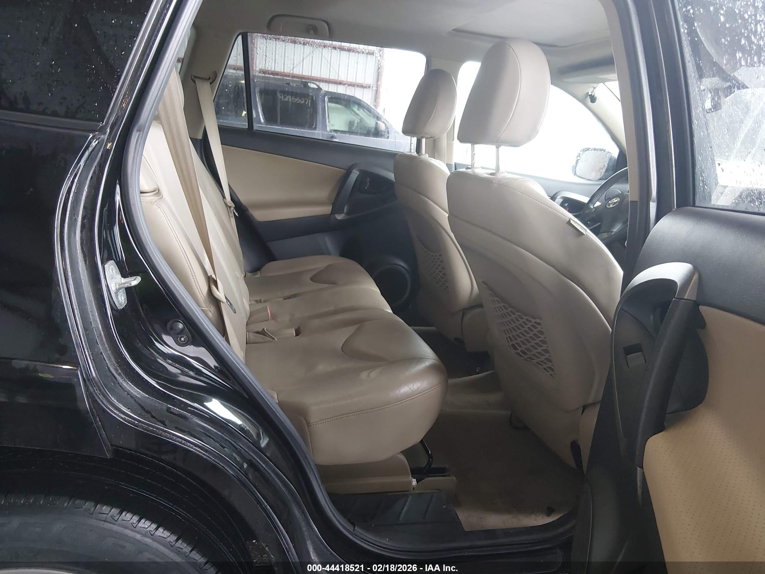 TOYOTA RAV4 image 8