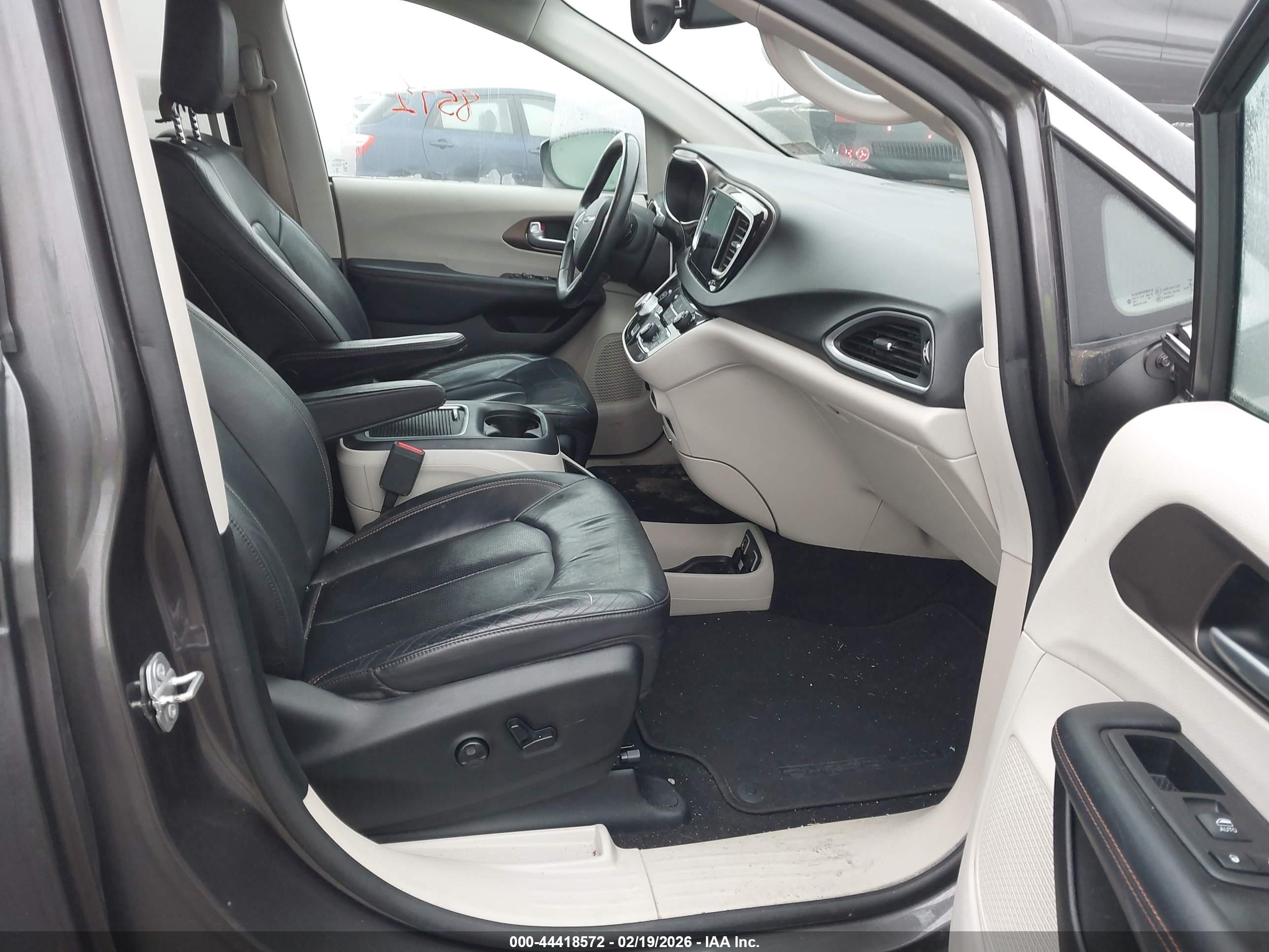 CHRYSLER PACIFICA image 5
