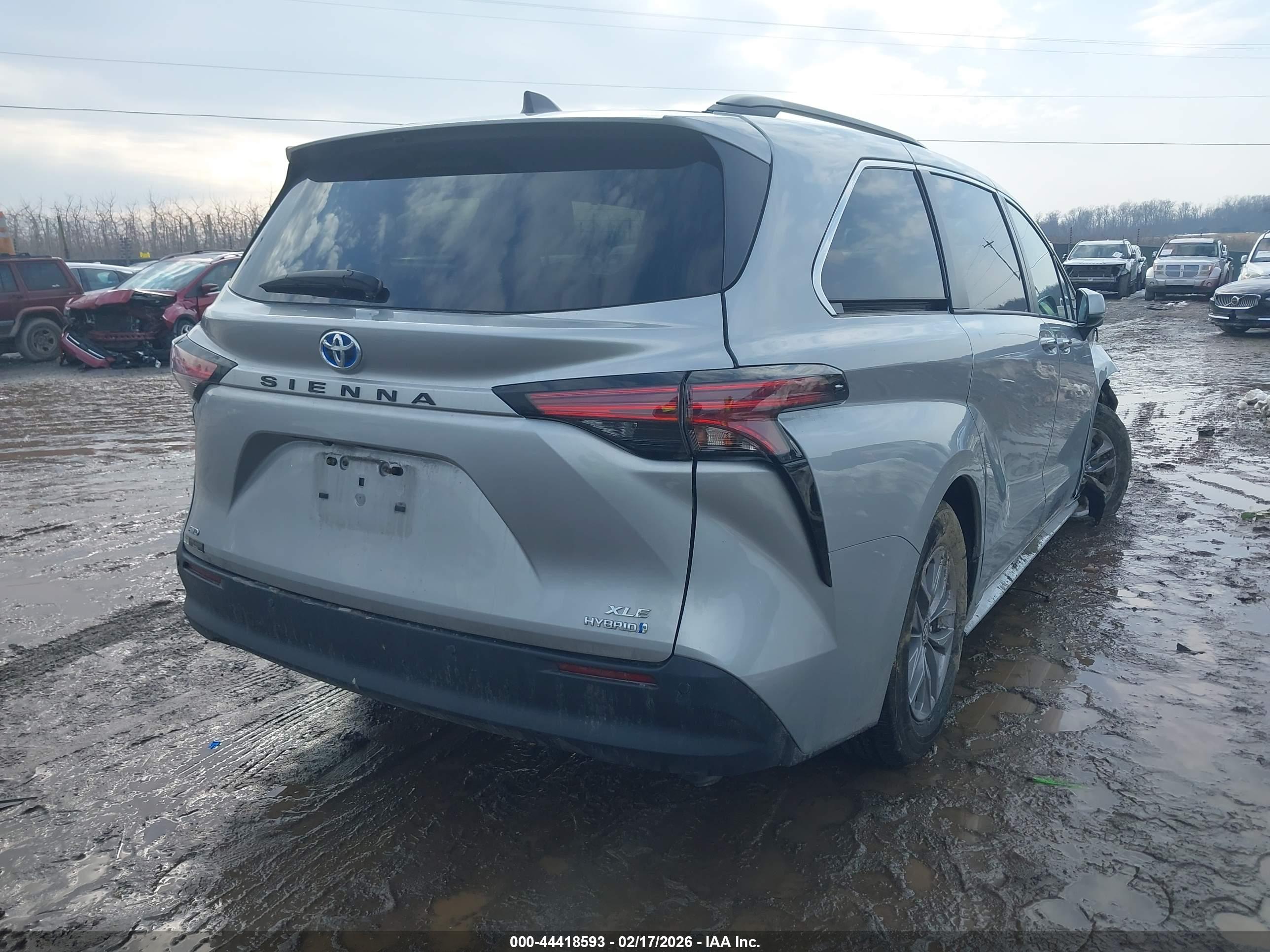 TOYOTA SIENNA image 4