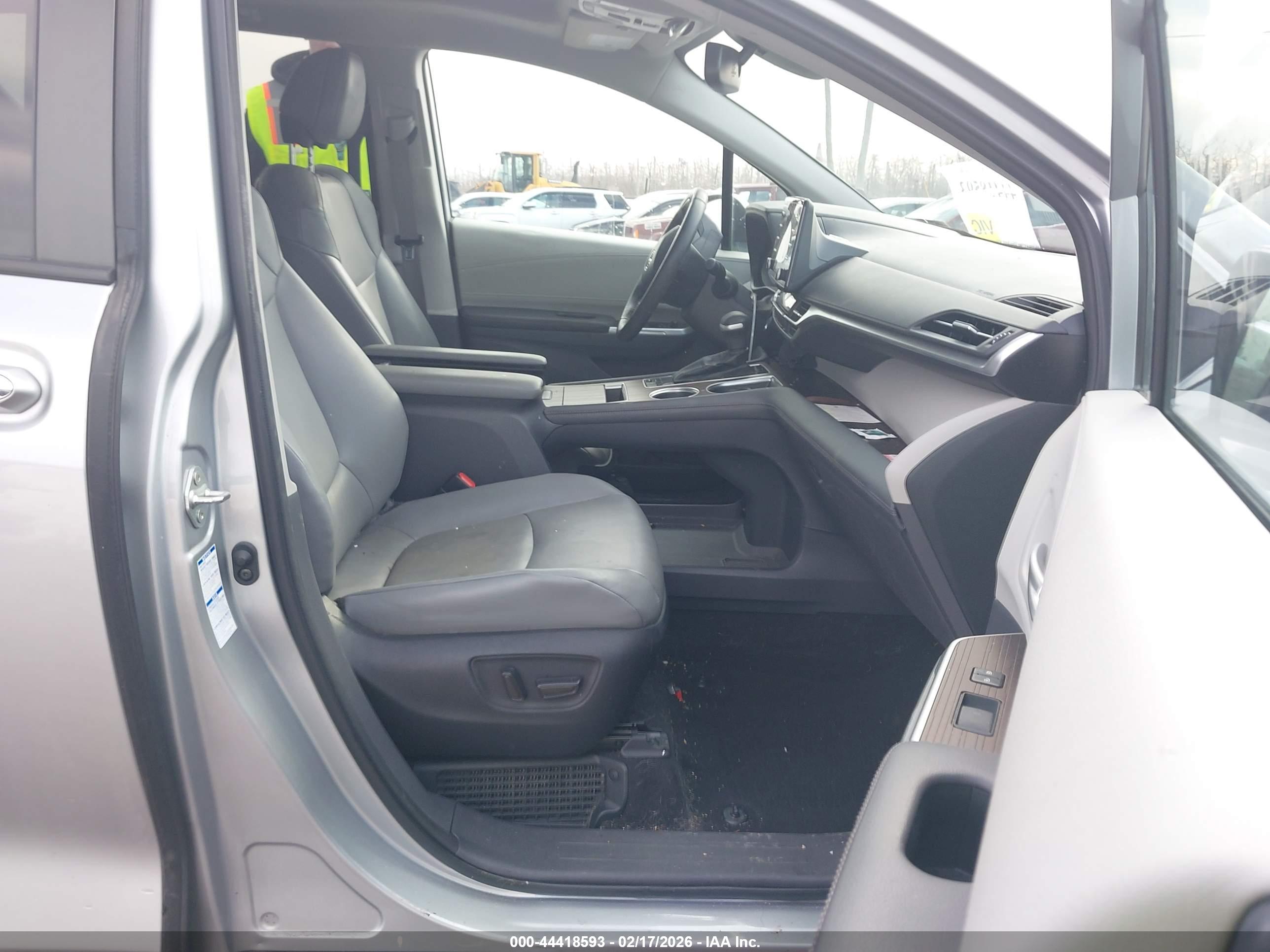 TOYOTA SIENNA image 5