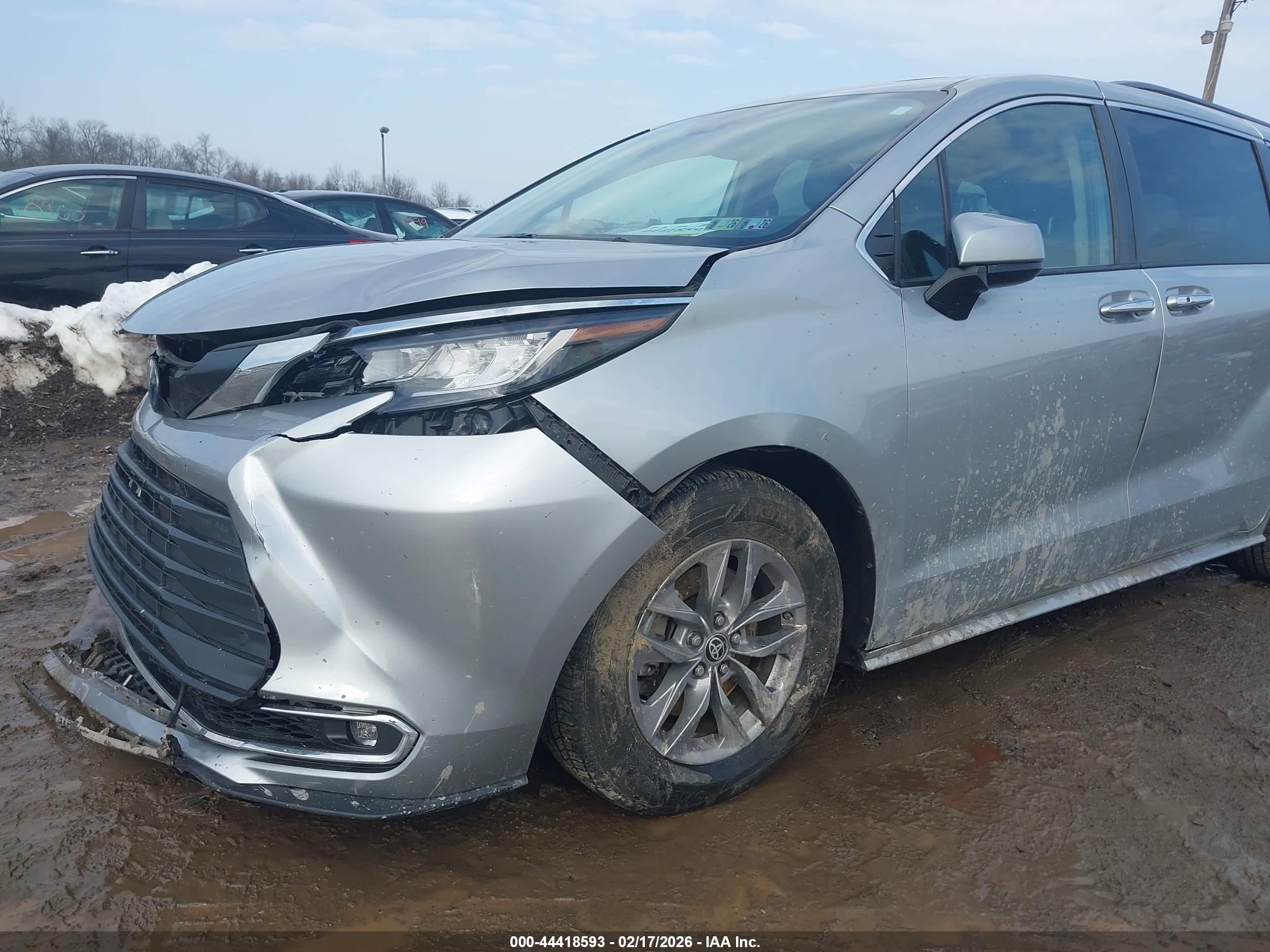 TOYOTA SIENNA image 6