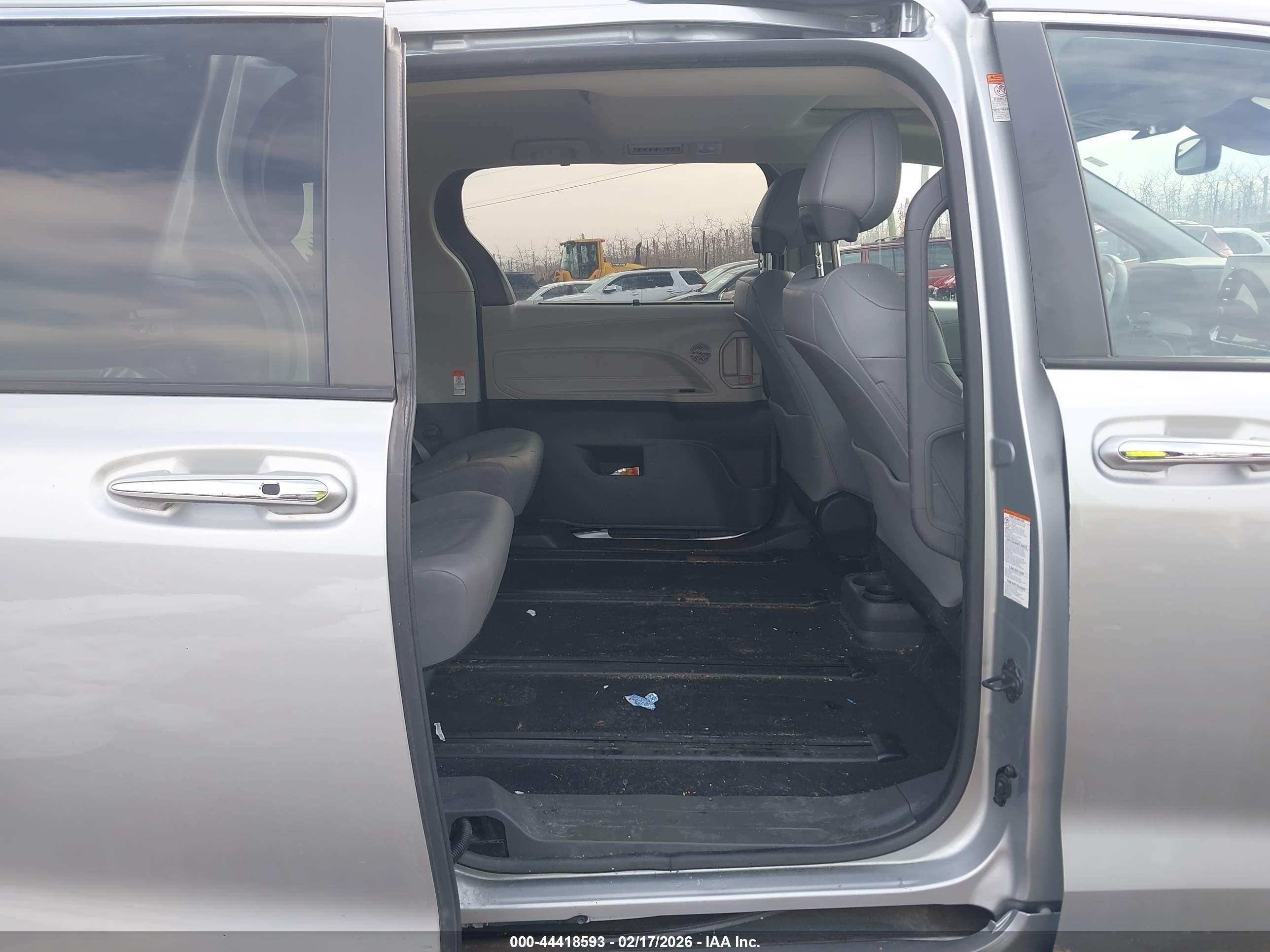 TOYOTA SIENNA image 8