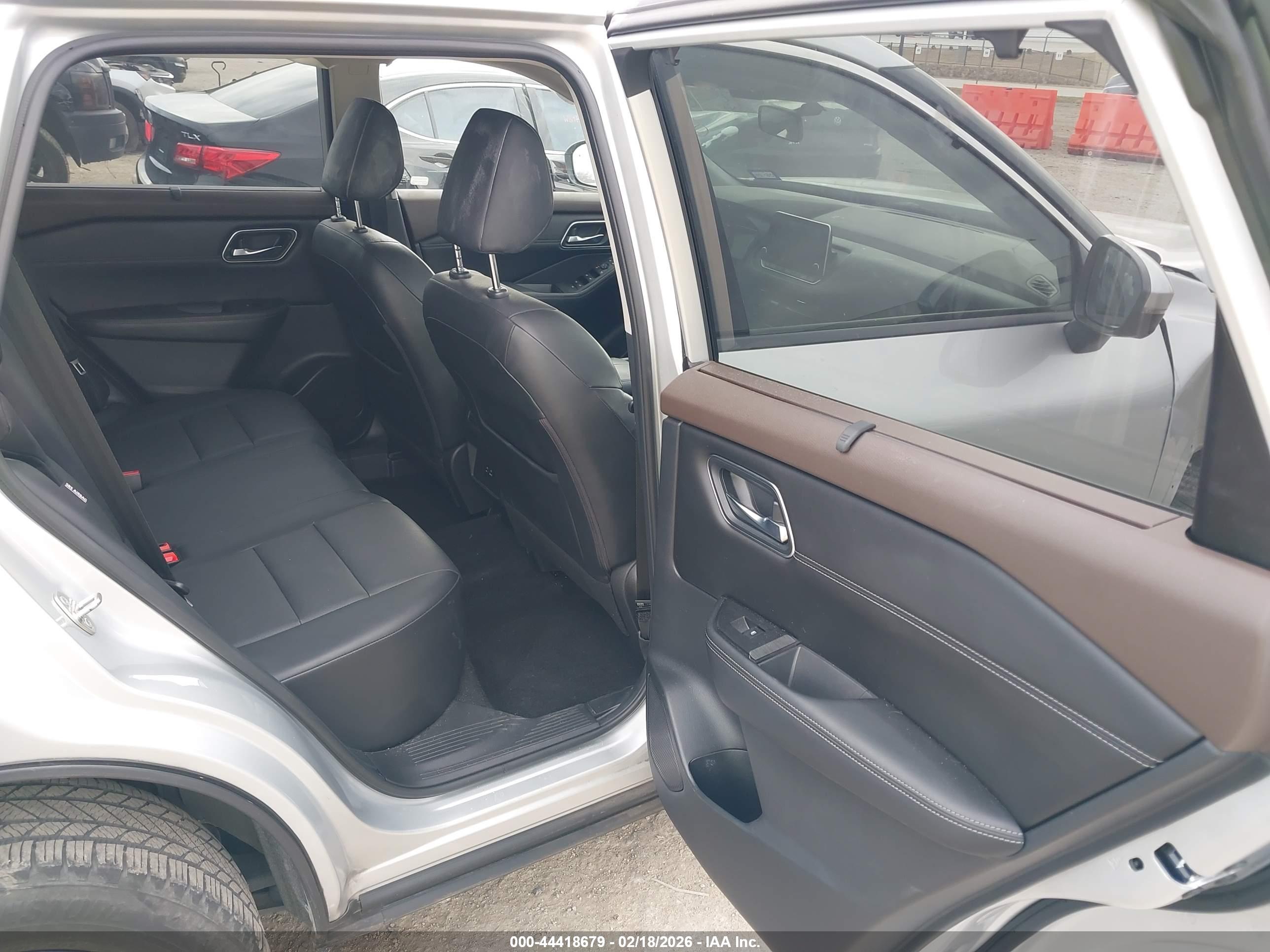 NISSAN ROGUE image 8