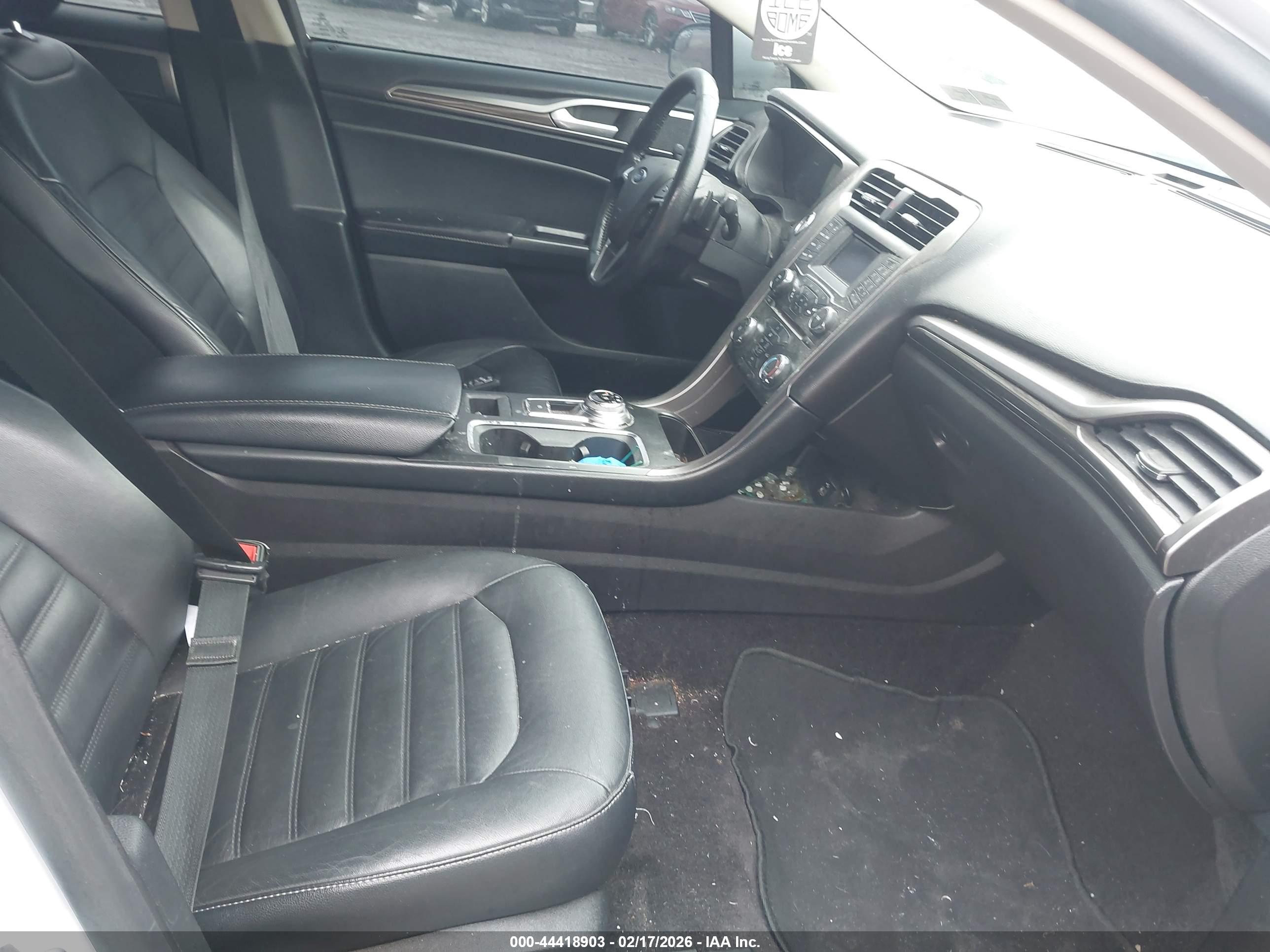 FORD FUSION image 5