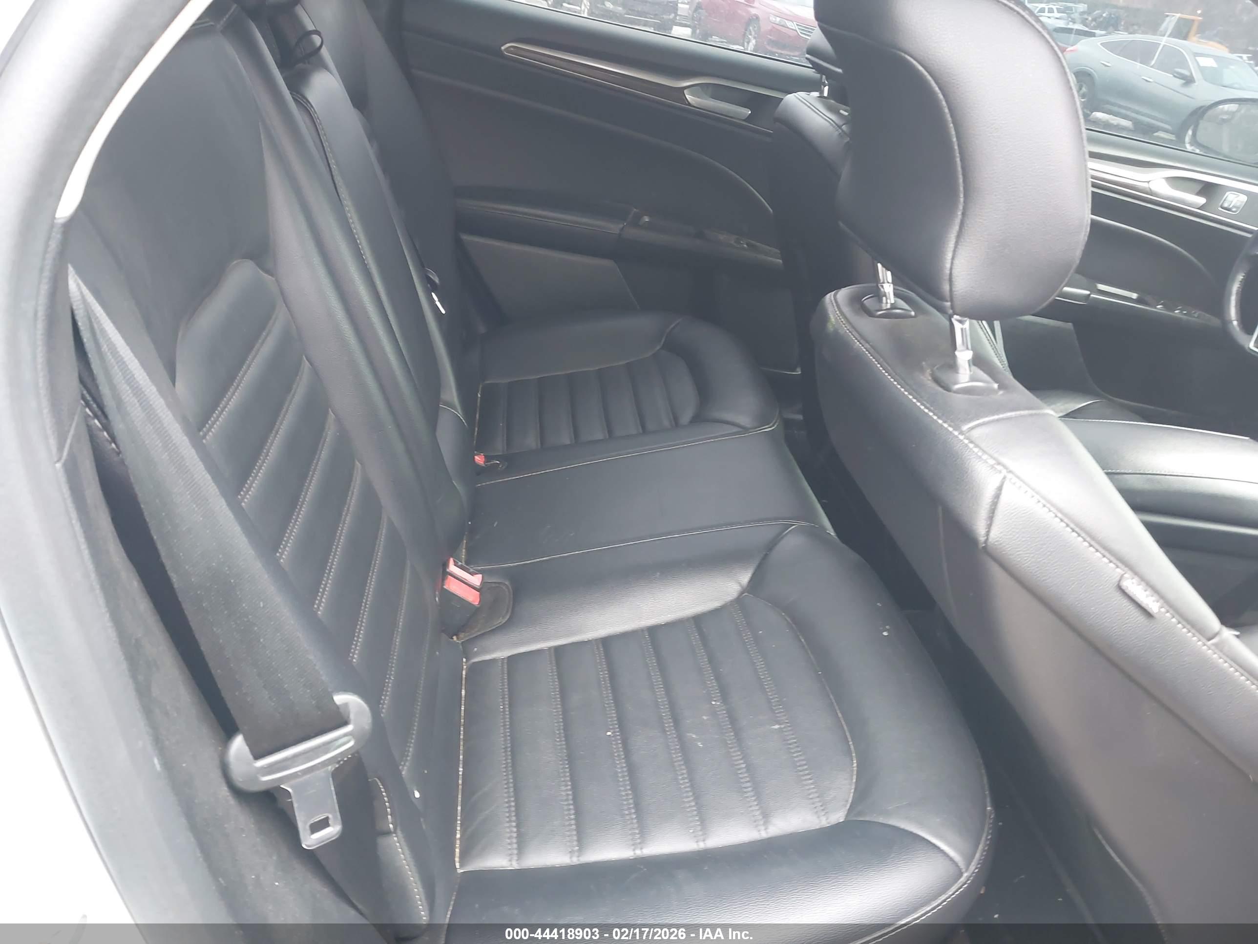 FORD FUSION image 8