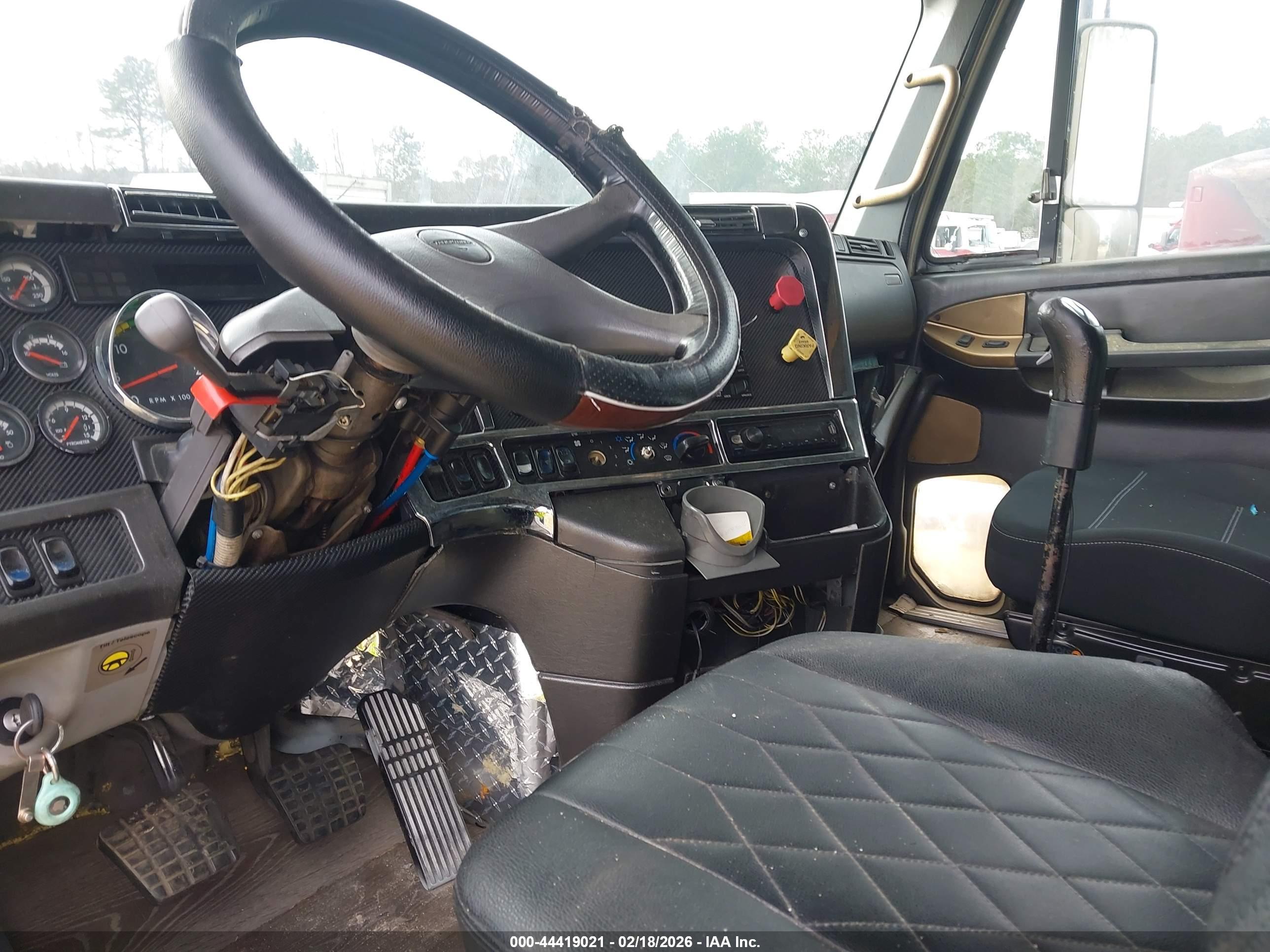 FREIGHTLINER CONVENTIONAL image 8