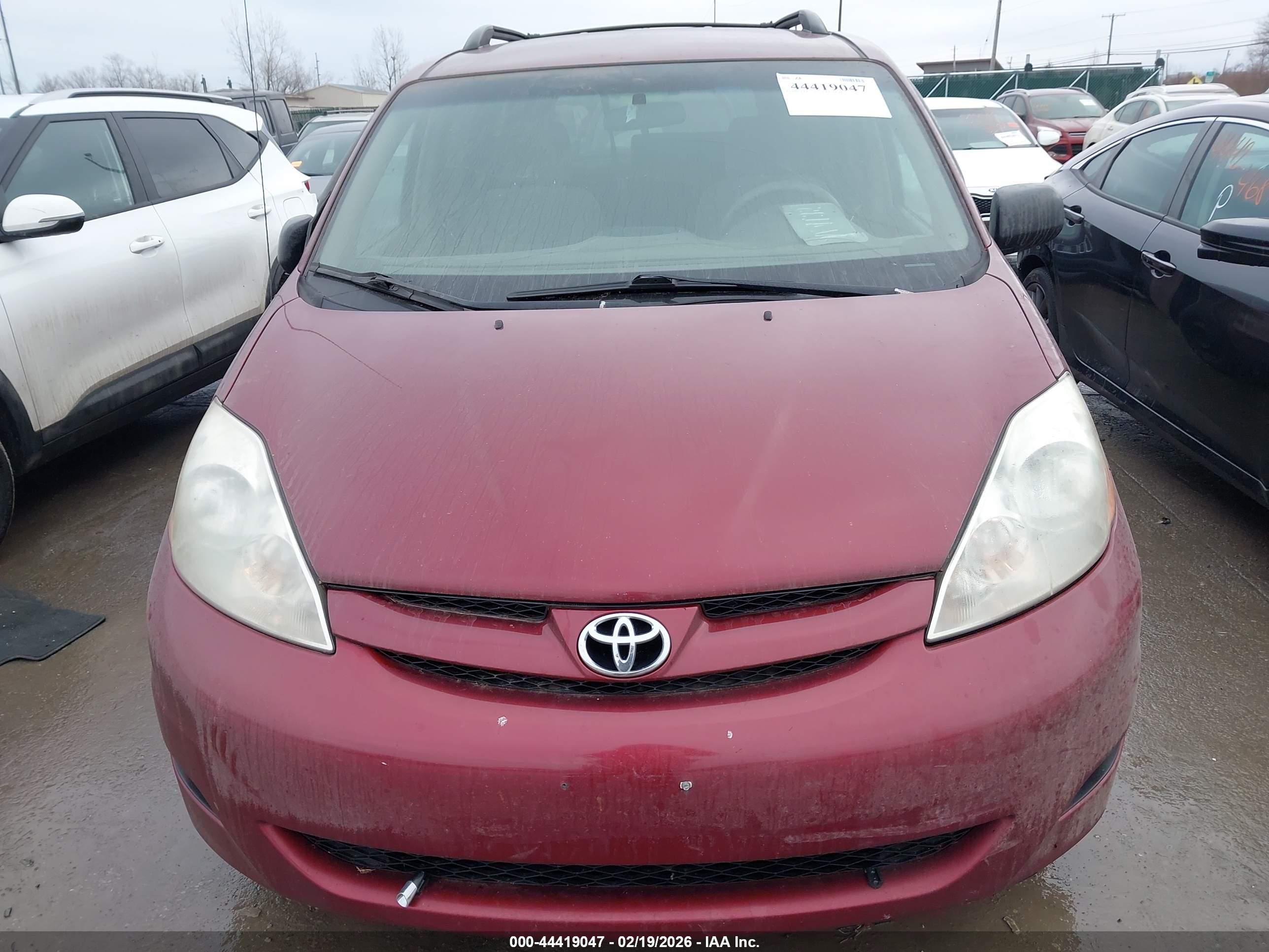 TOYOTA SIENNA image 6
