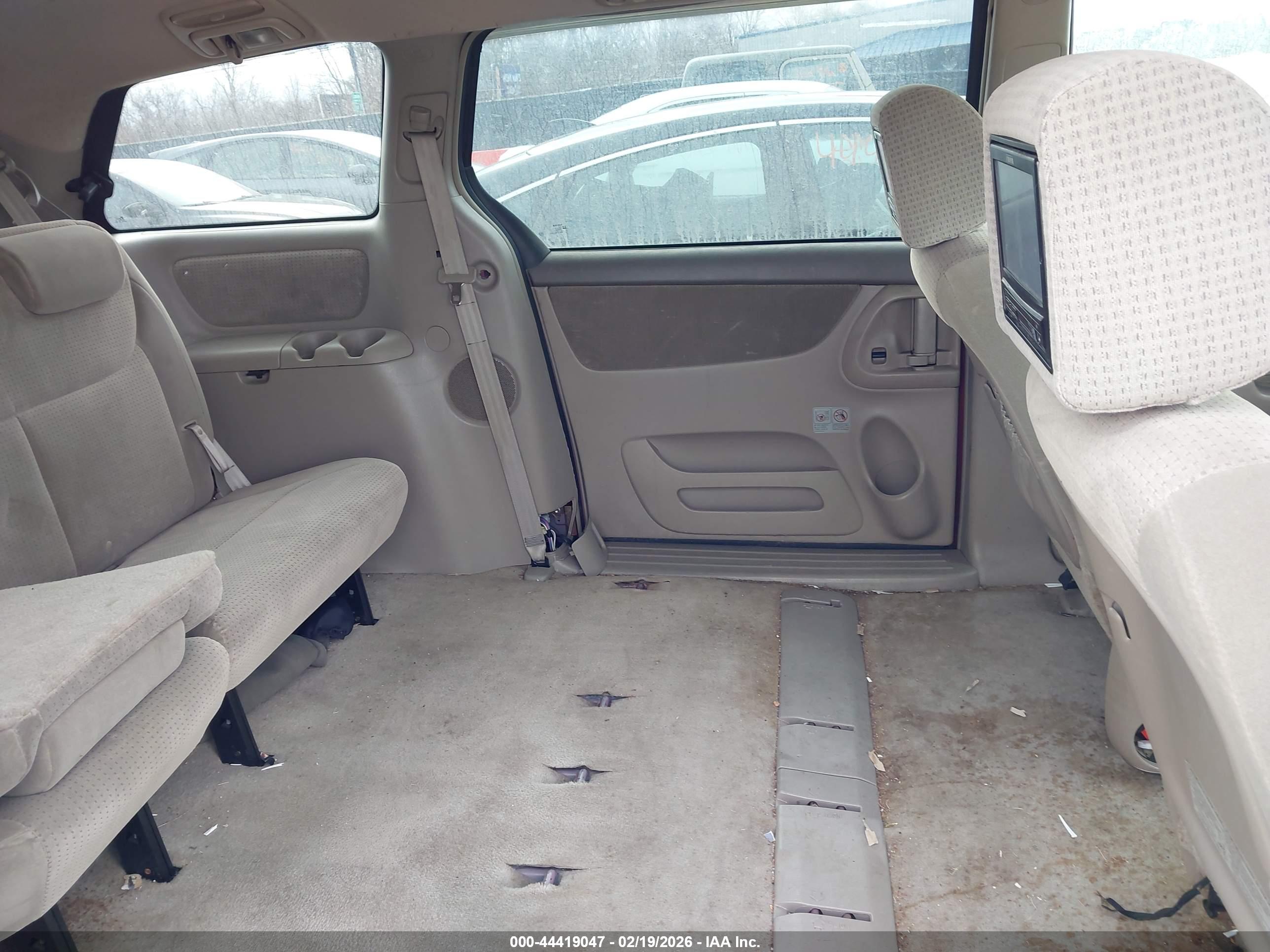 TOYOTA SIENNA image 8