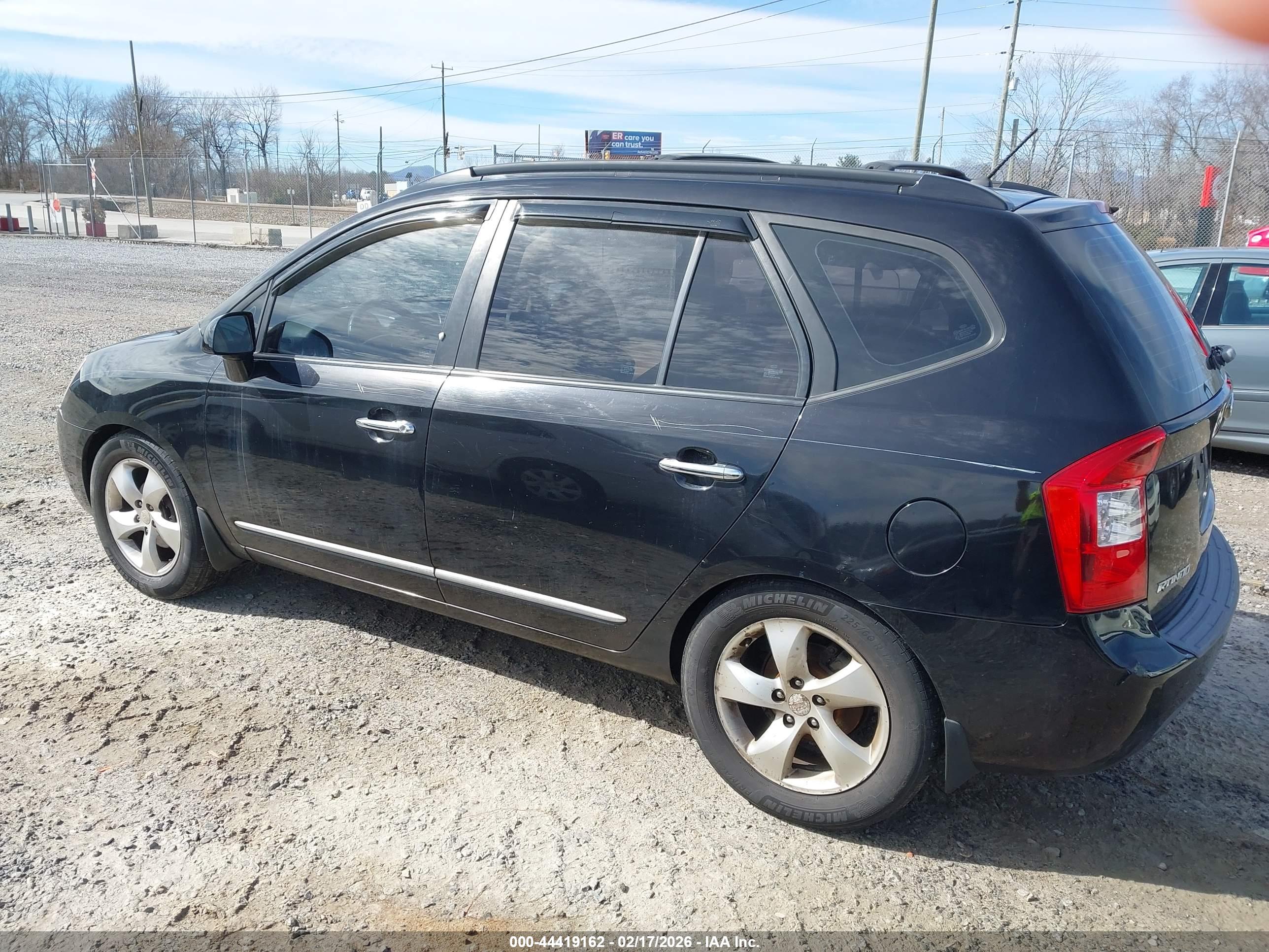 KIA RONDO image 3