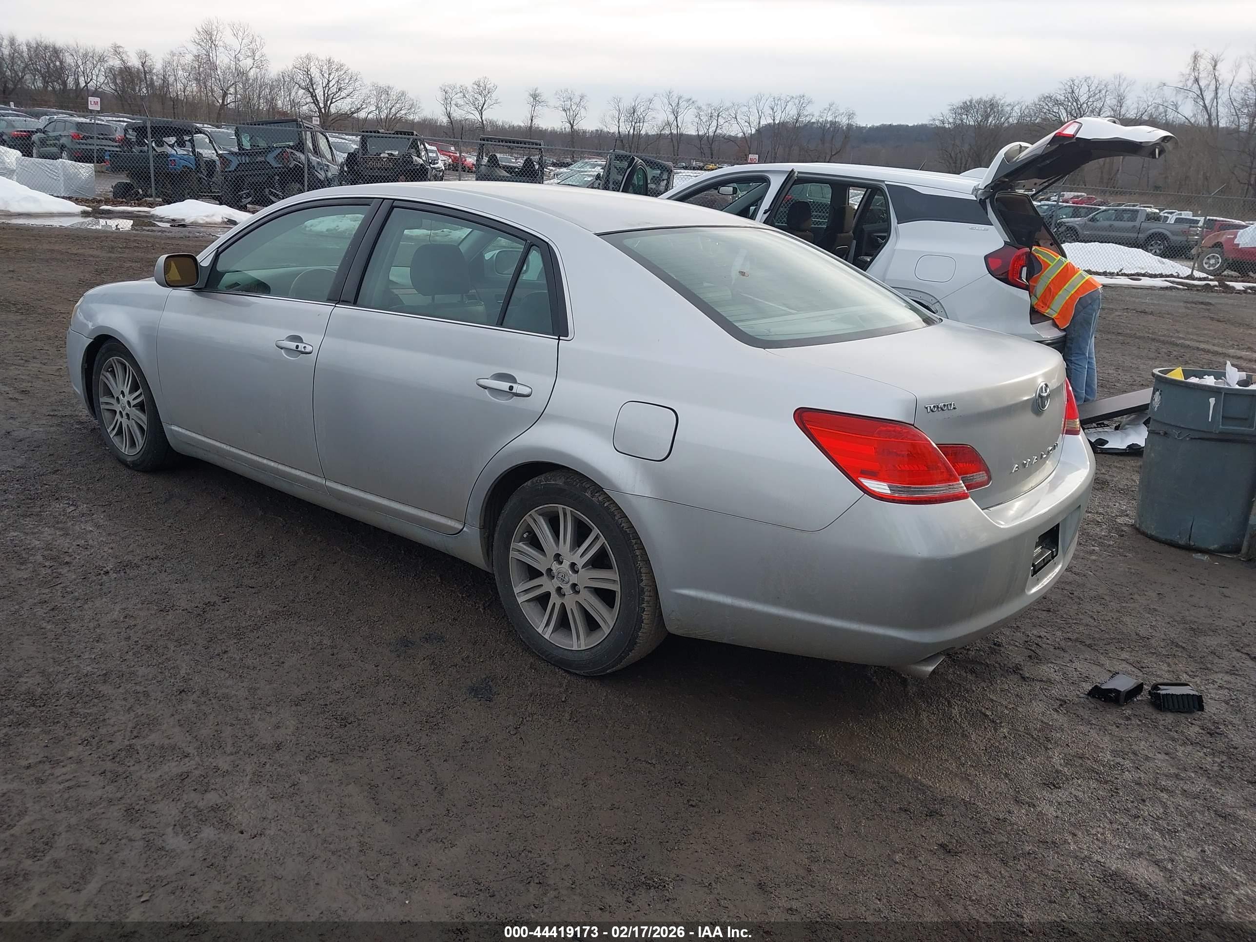 TOYOTA AVALON image 3