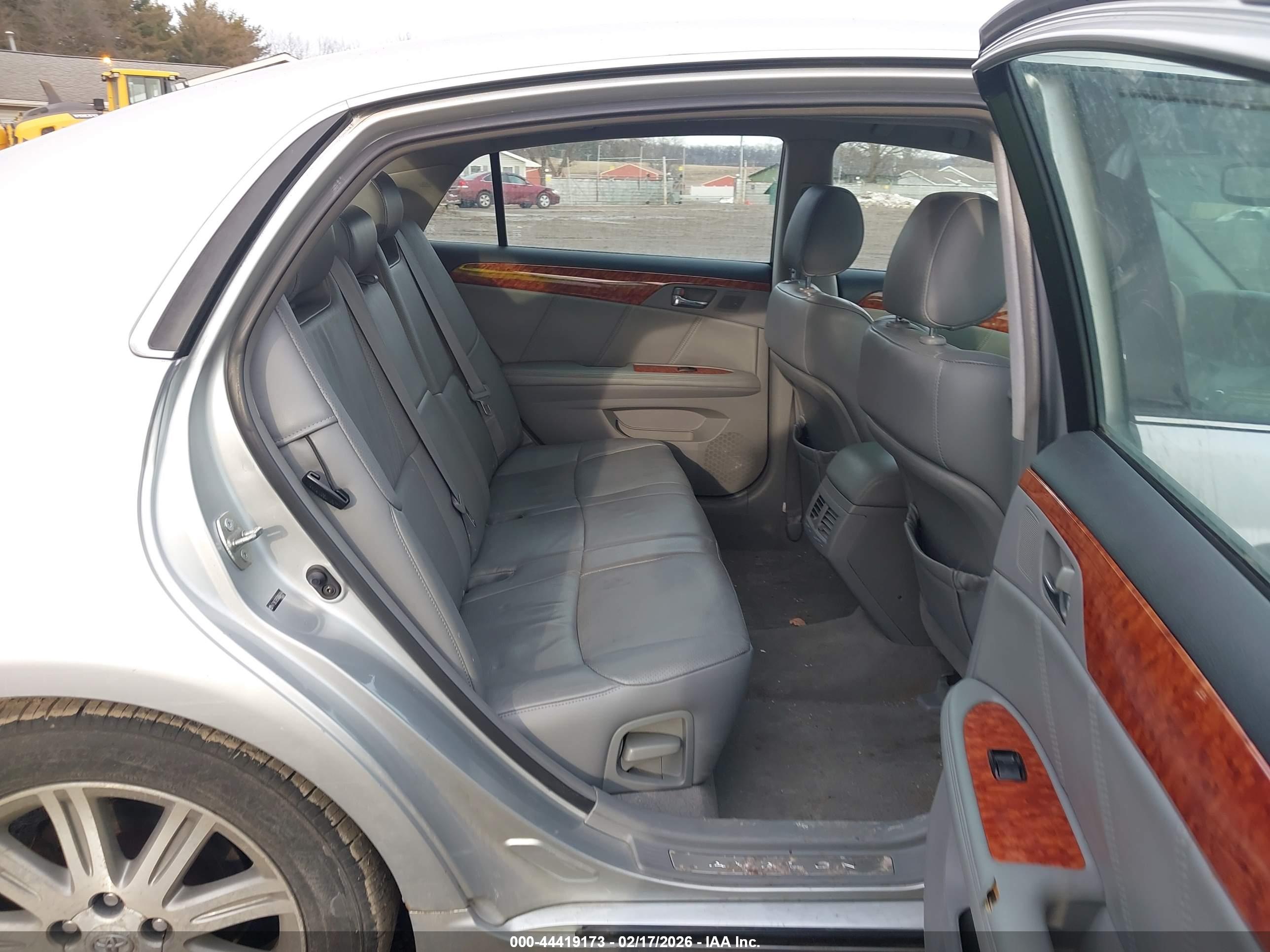 TOYOTA AVALON image 8