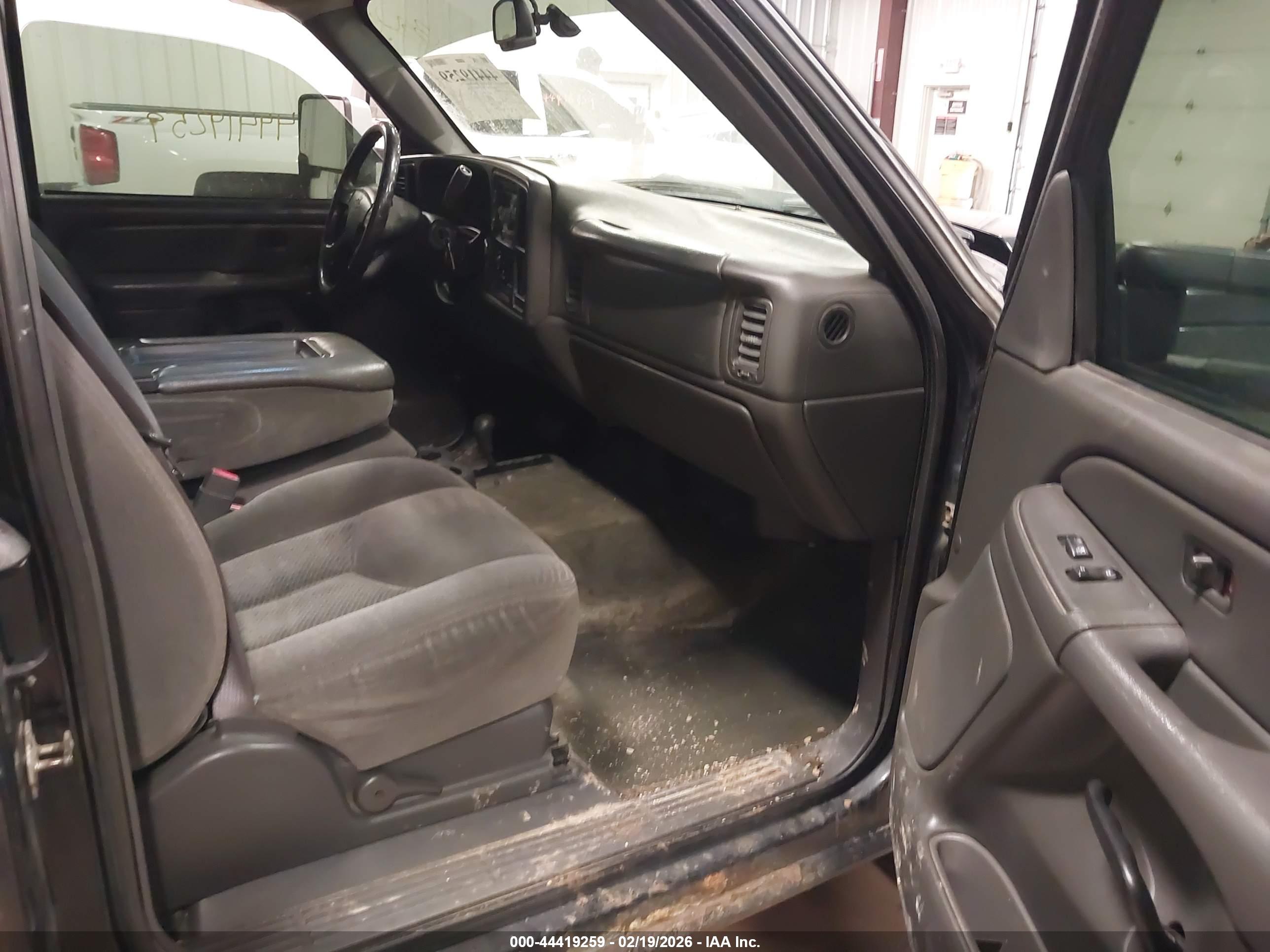 CHEVROLET SILVERADO image 5