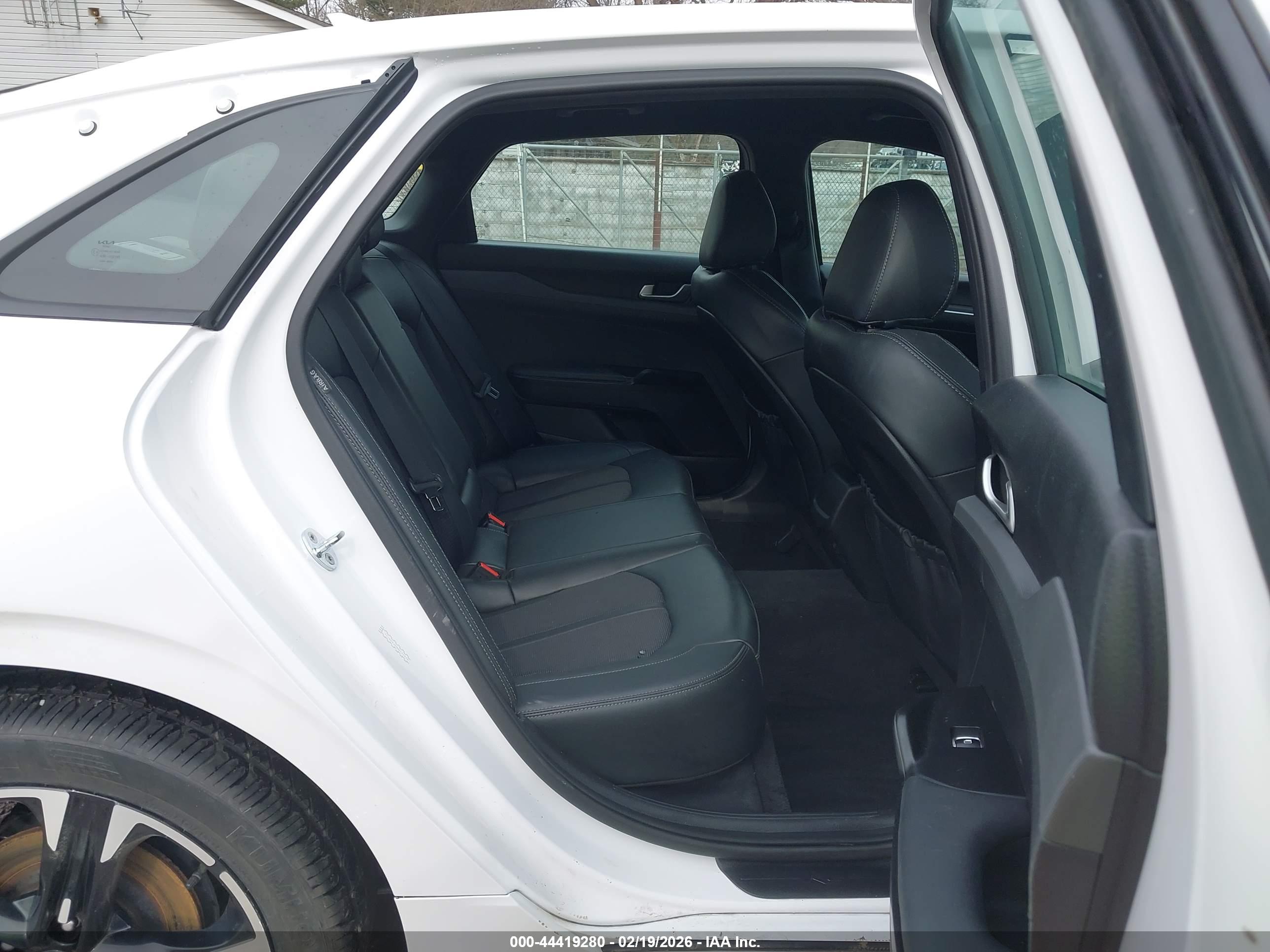 KIA K5 image 8