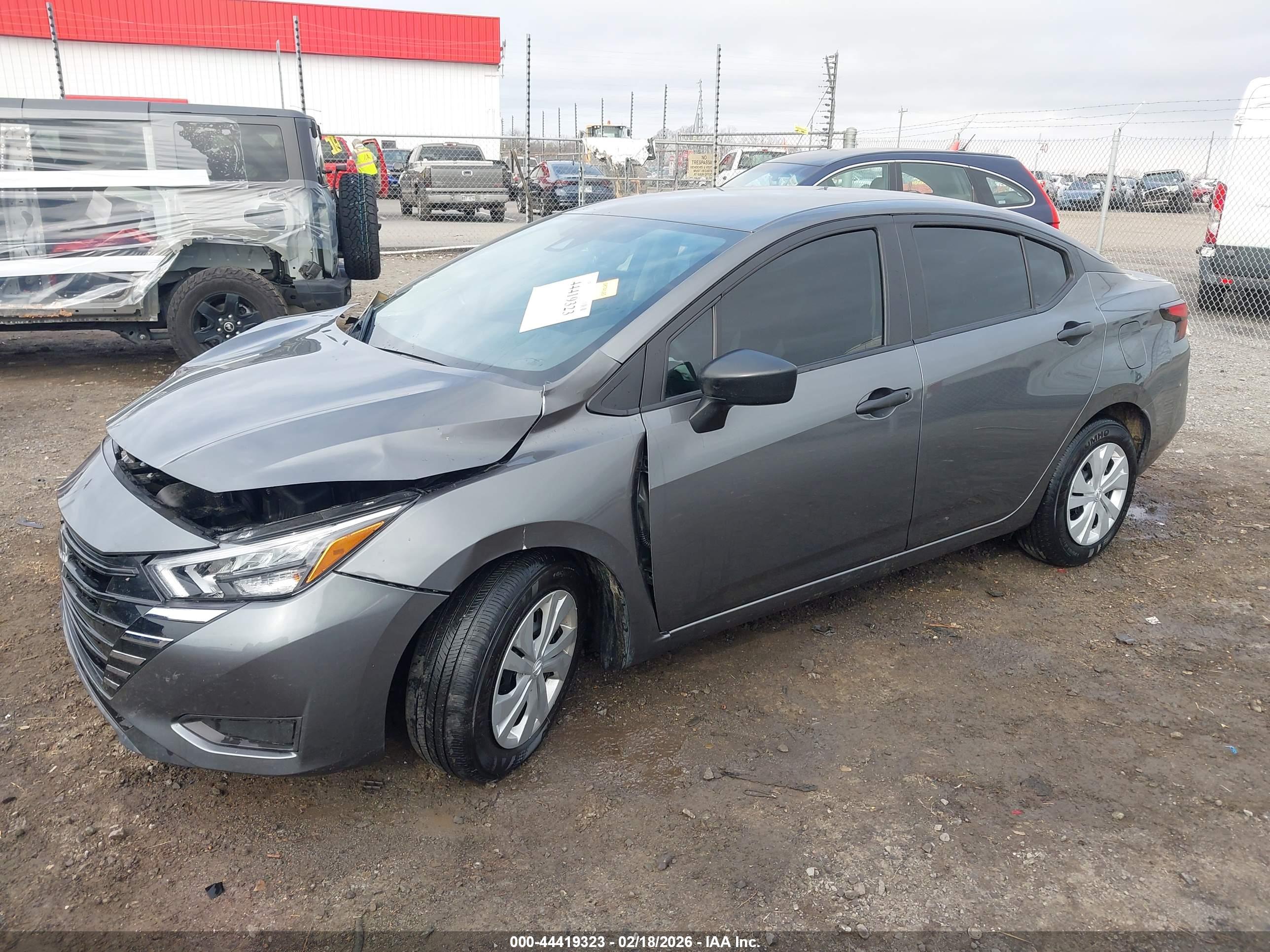 NISSAN VERSA image 2