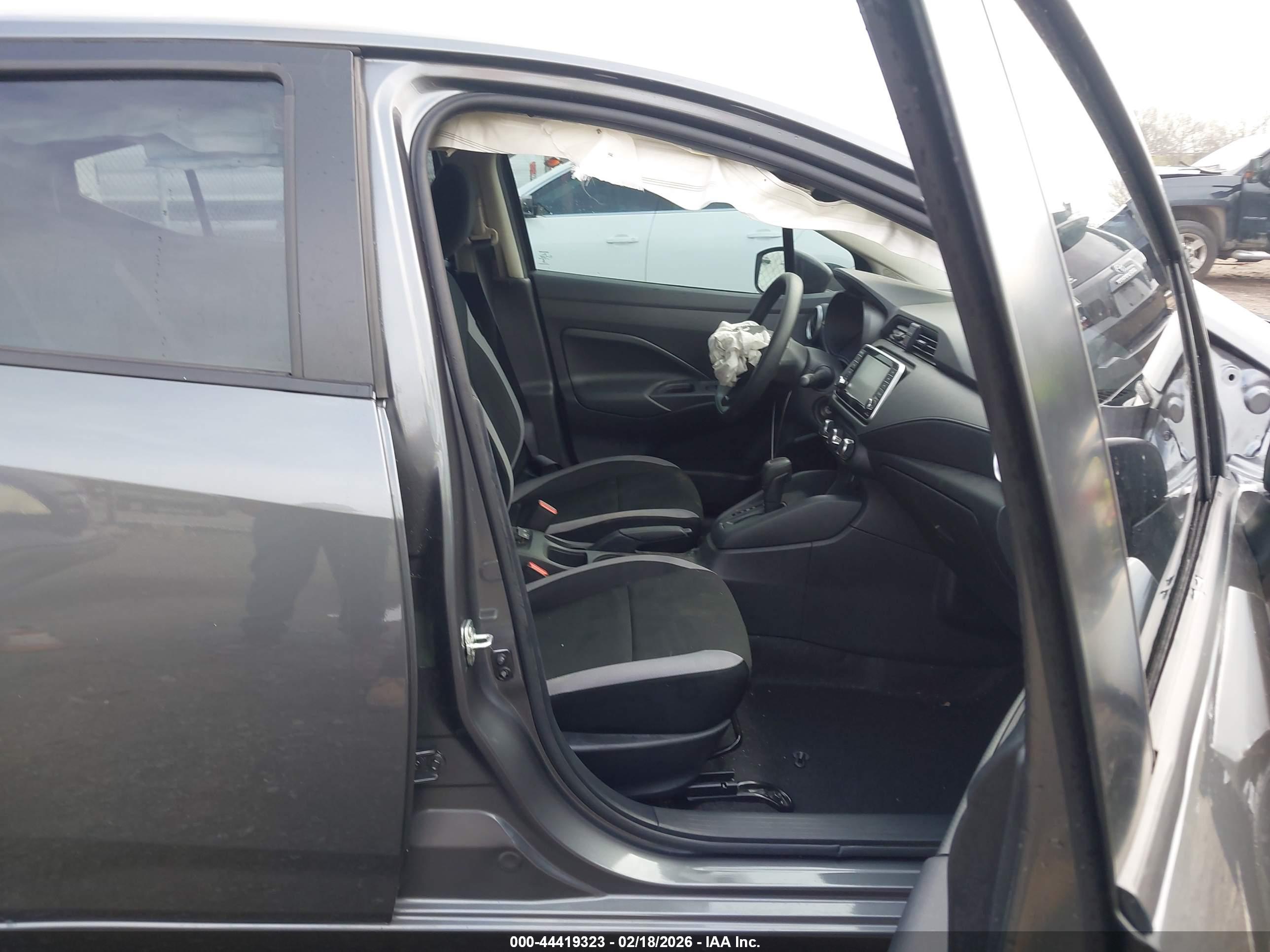 NISSAN VERSA image 5