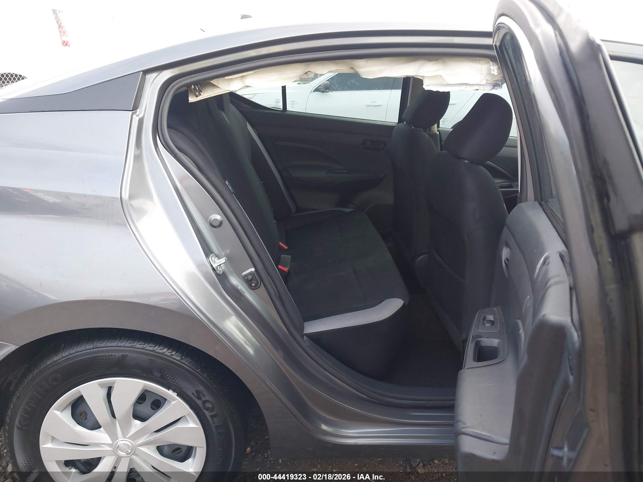 NISSAN VERSA image 8