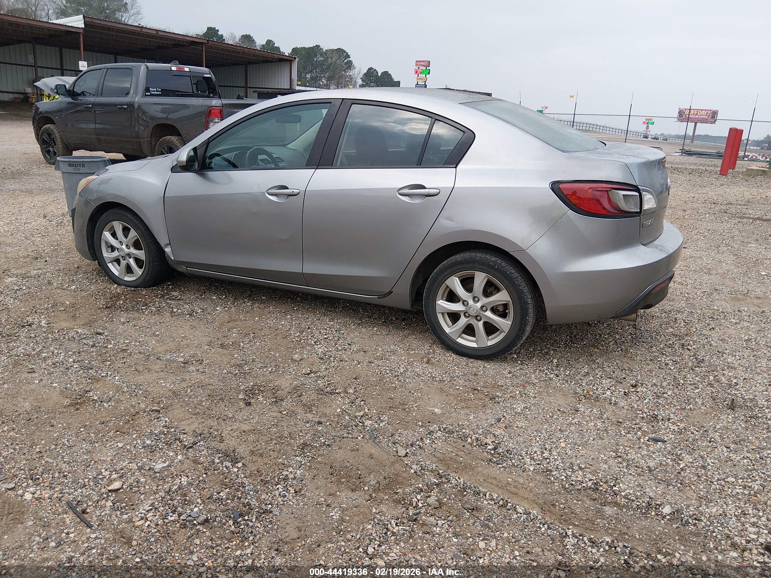 MAZDA MAZDA3 image 3