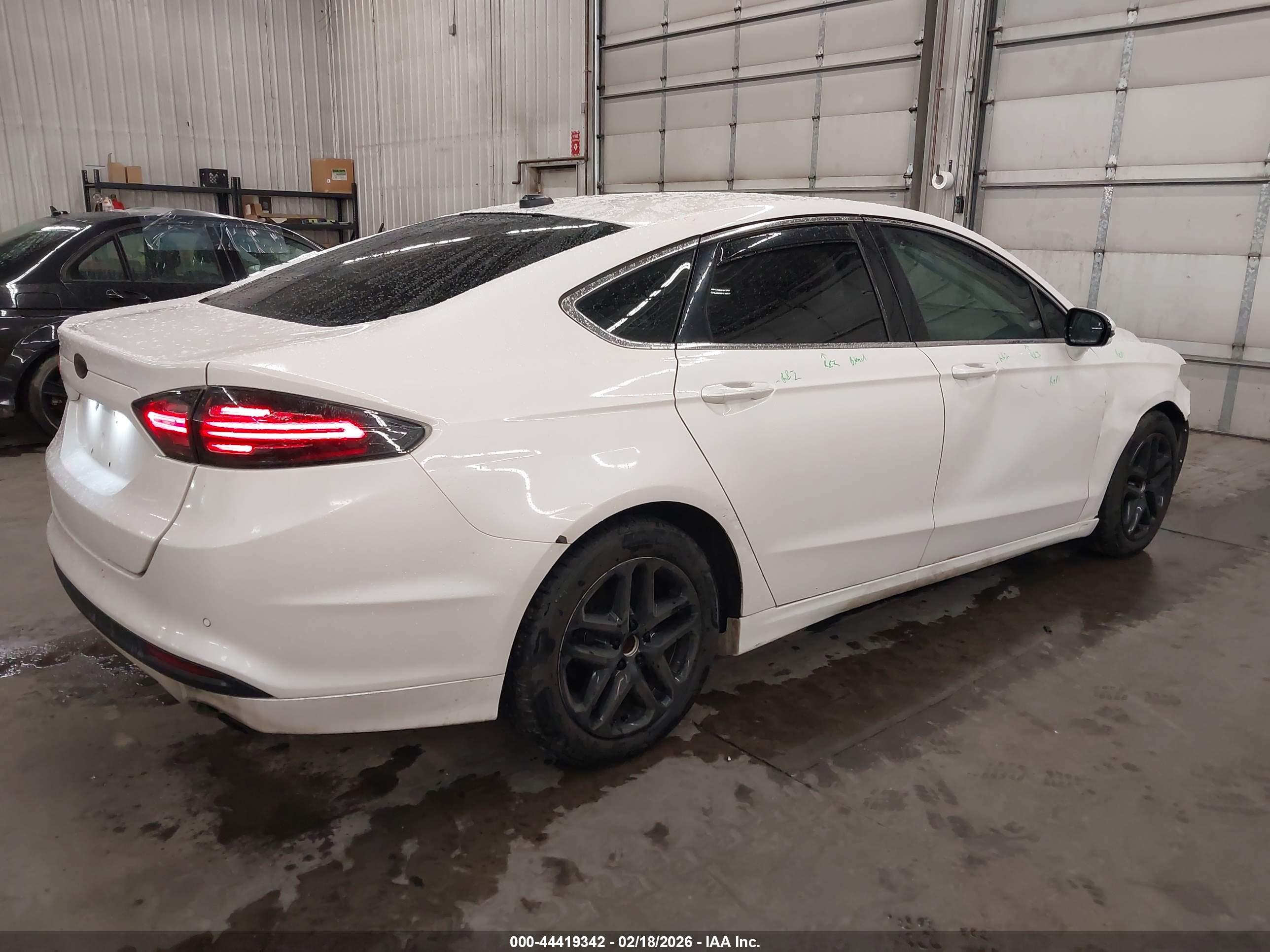 FORD FUSION image 4