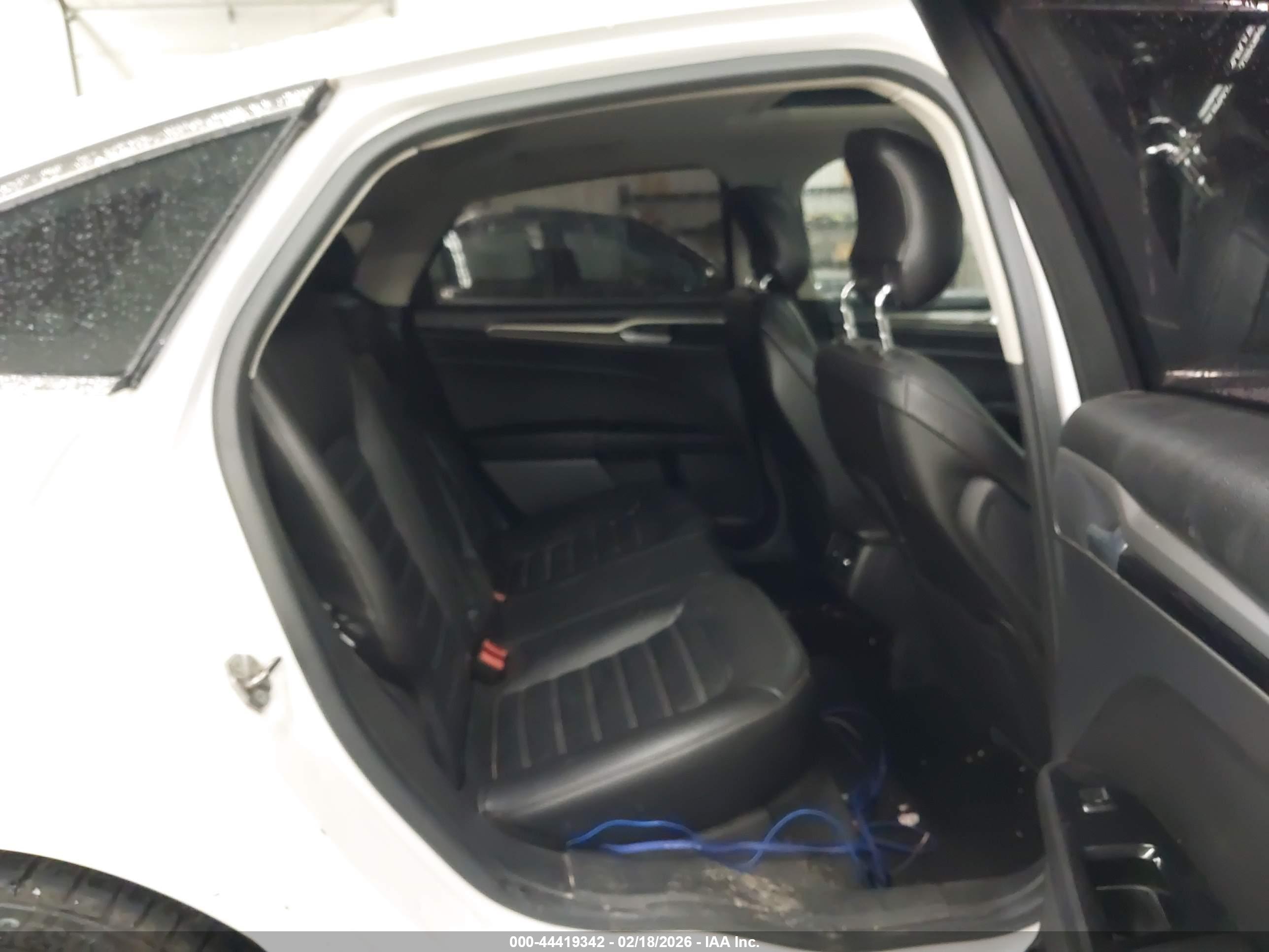 FORD FUSION image 8