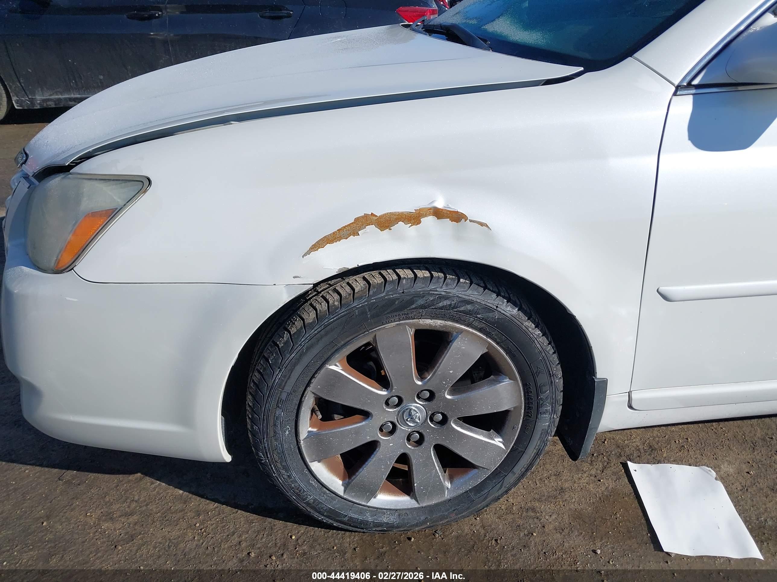 TOYOTA AVALON image 6